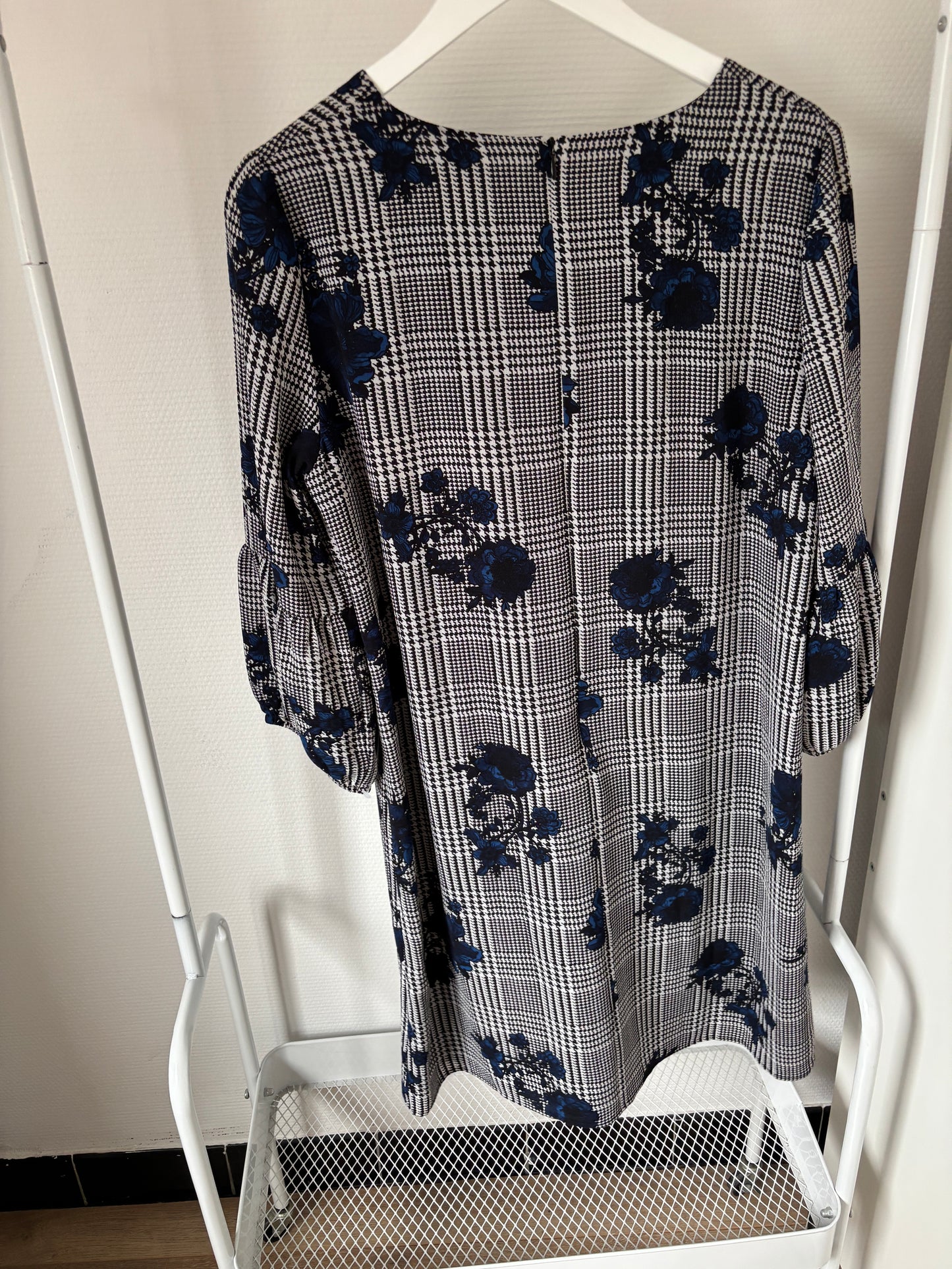 Geruite jurk met blauwe rozen