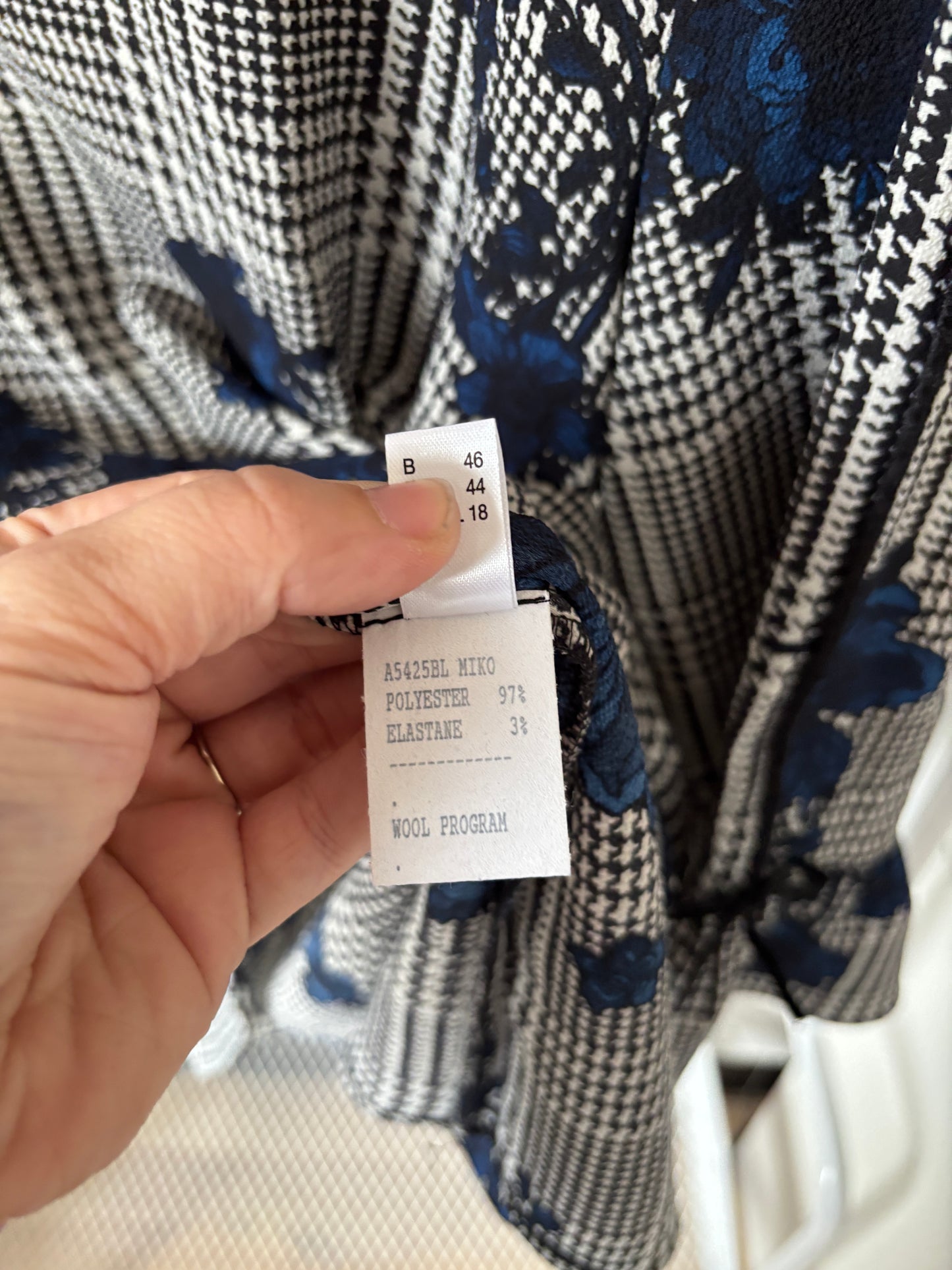 Geruite blouse met blauwe rozen