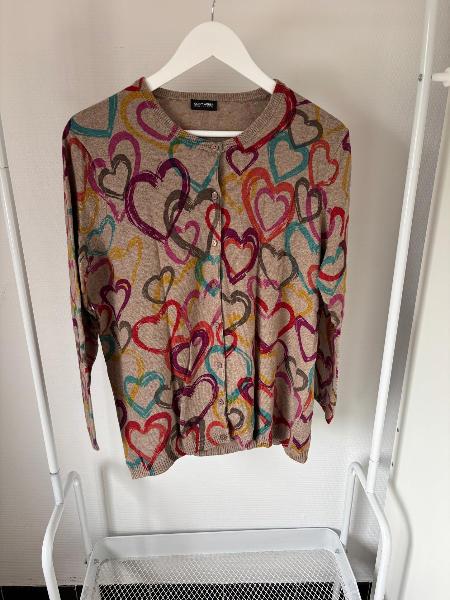 Beige cardigan met gekleurde hartjes