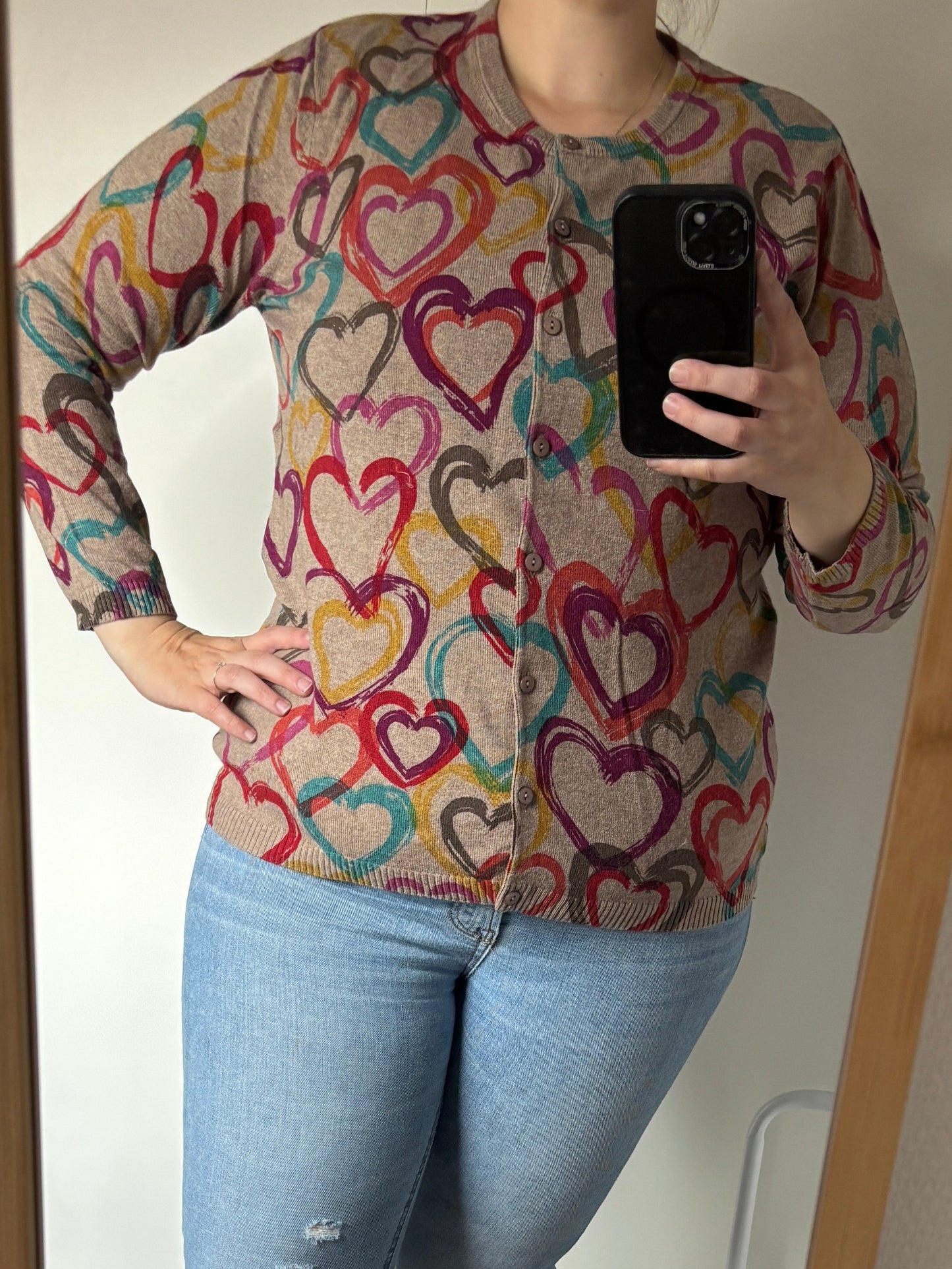 Beige cardigan met gekleurde hartjes