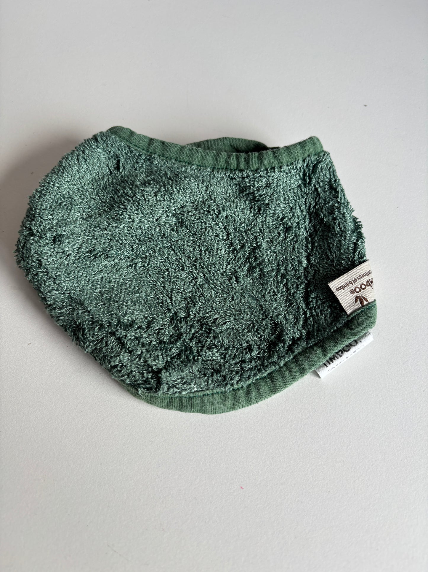 Donkergroen slabbetje