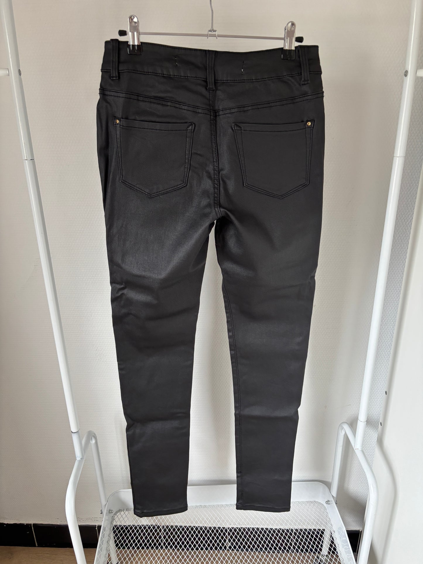 Zwarte imitatielederen broek