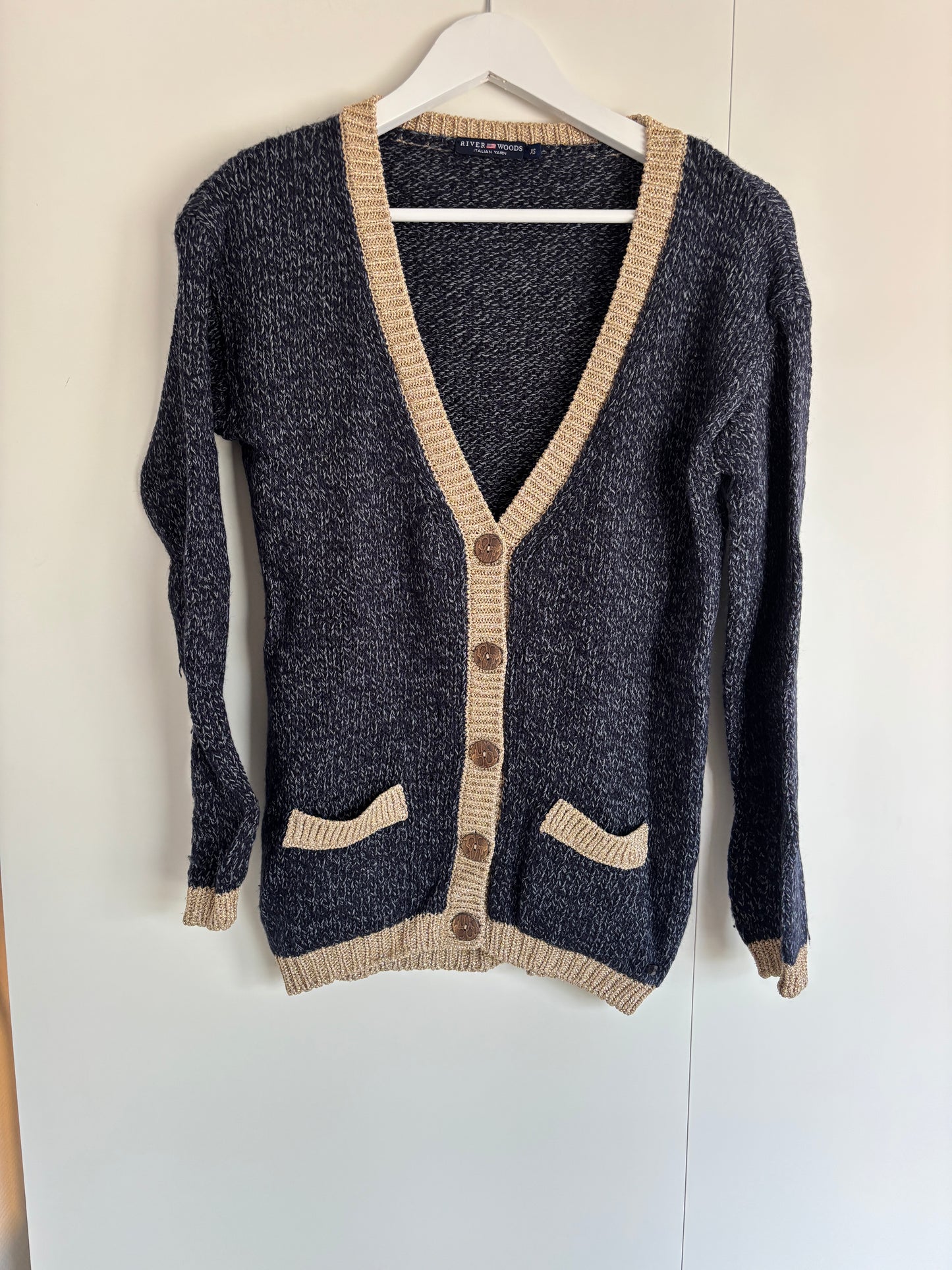 Marineblauwe cardigan met gouden rand