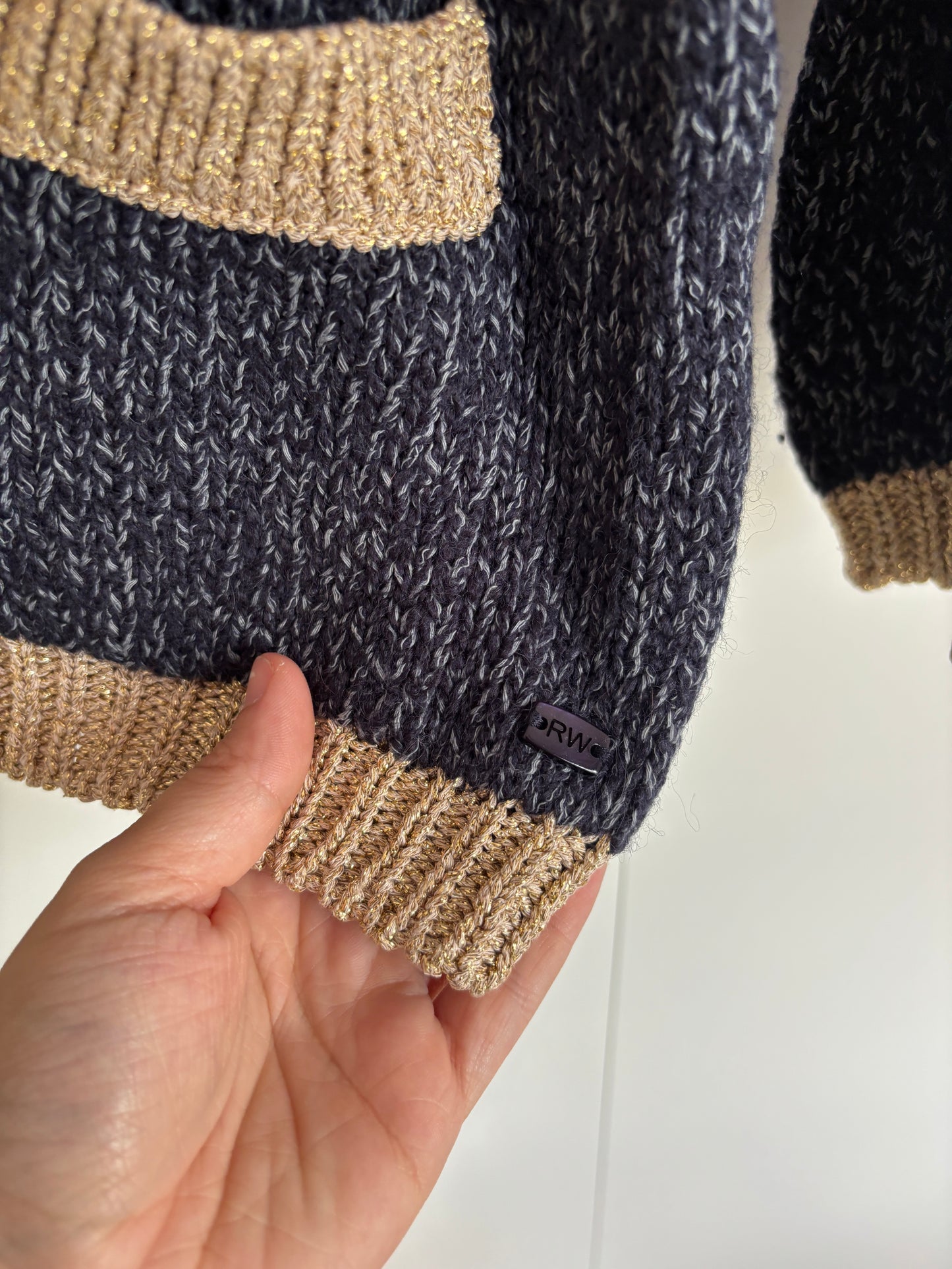 Marineblauwe cardigan met gouden rand