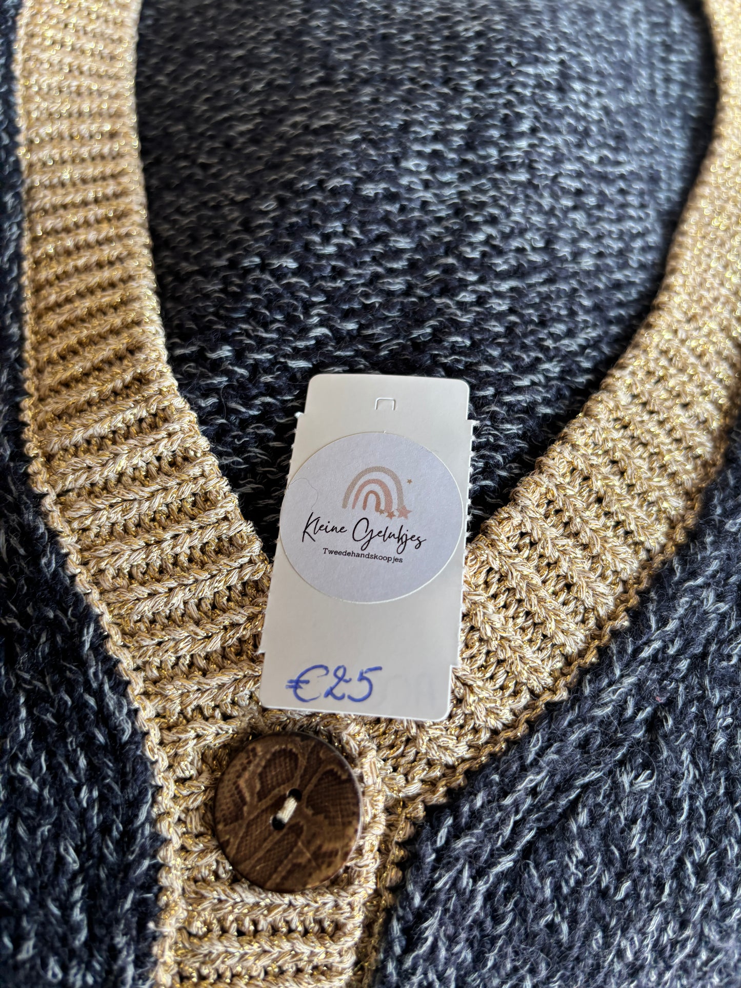 Marineblauwe cardigan met gouden rand