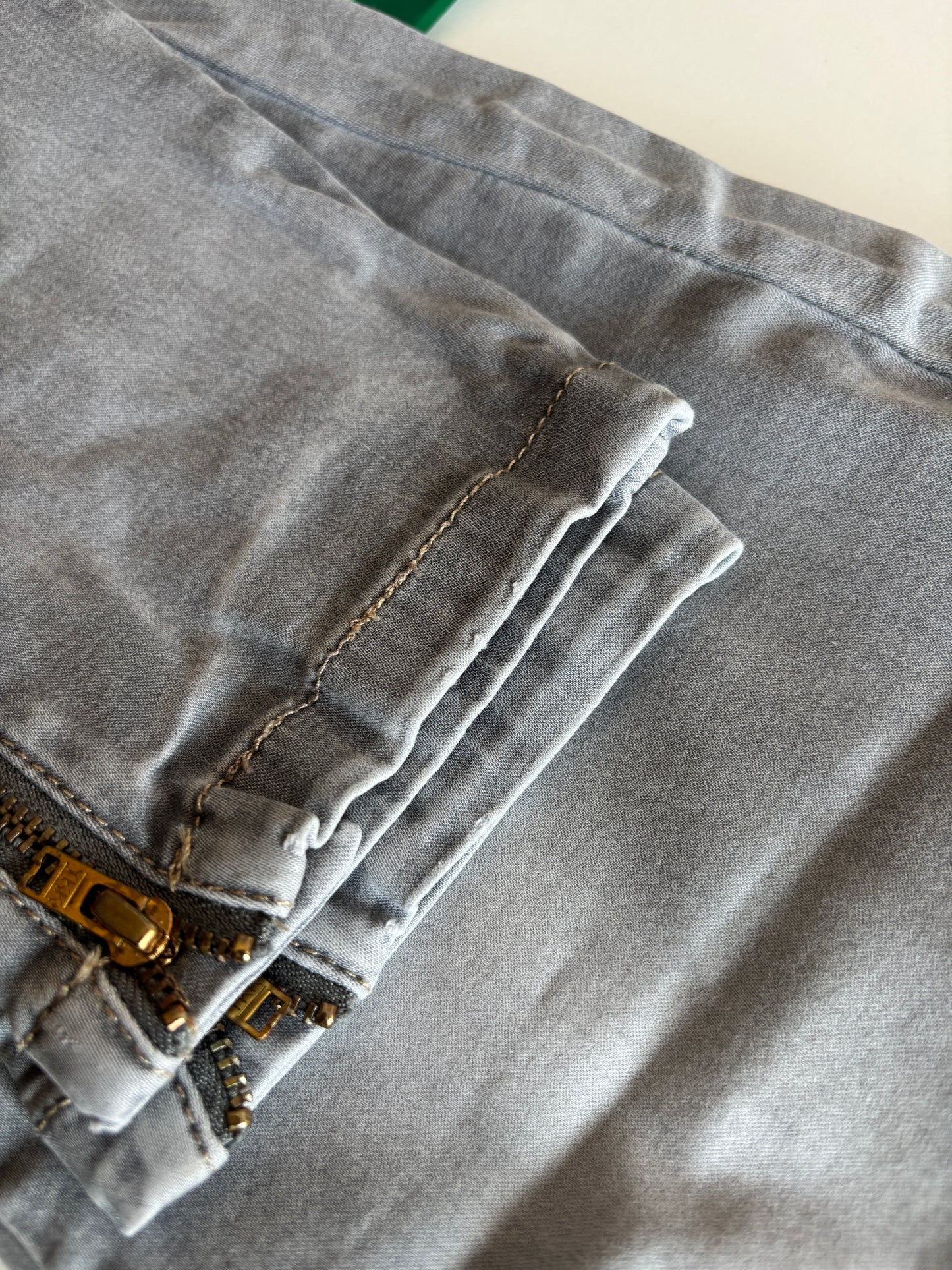 Lichtgrijze jeansbroek