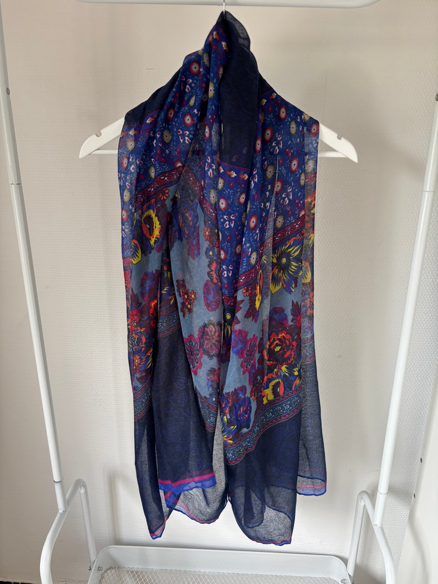 Blauw bloemensjaaltje