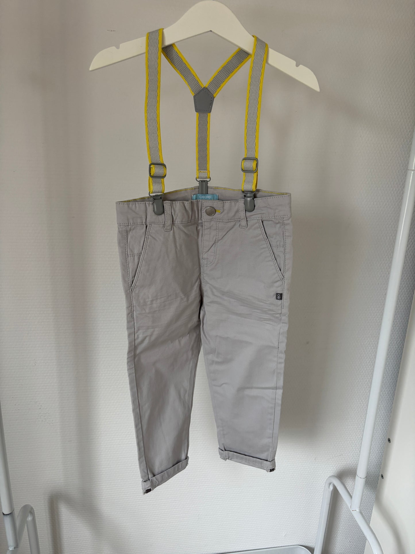 Lichtgrijze jeansbroek met bretellen