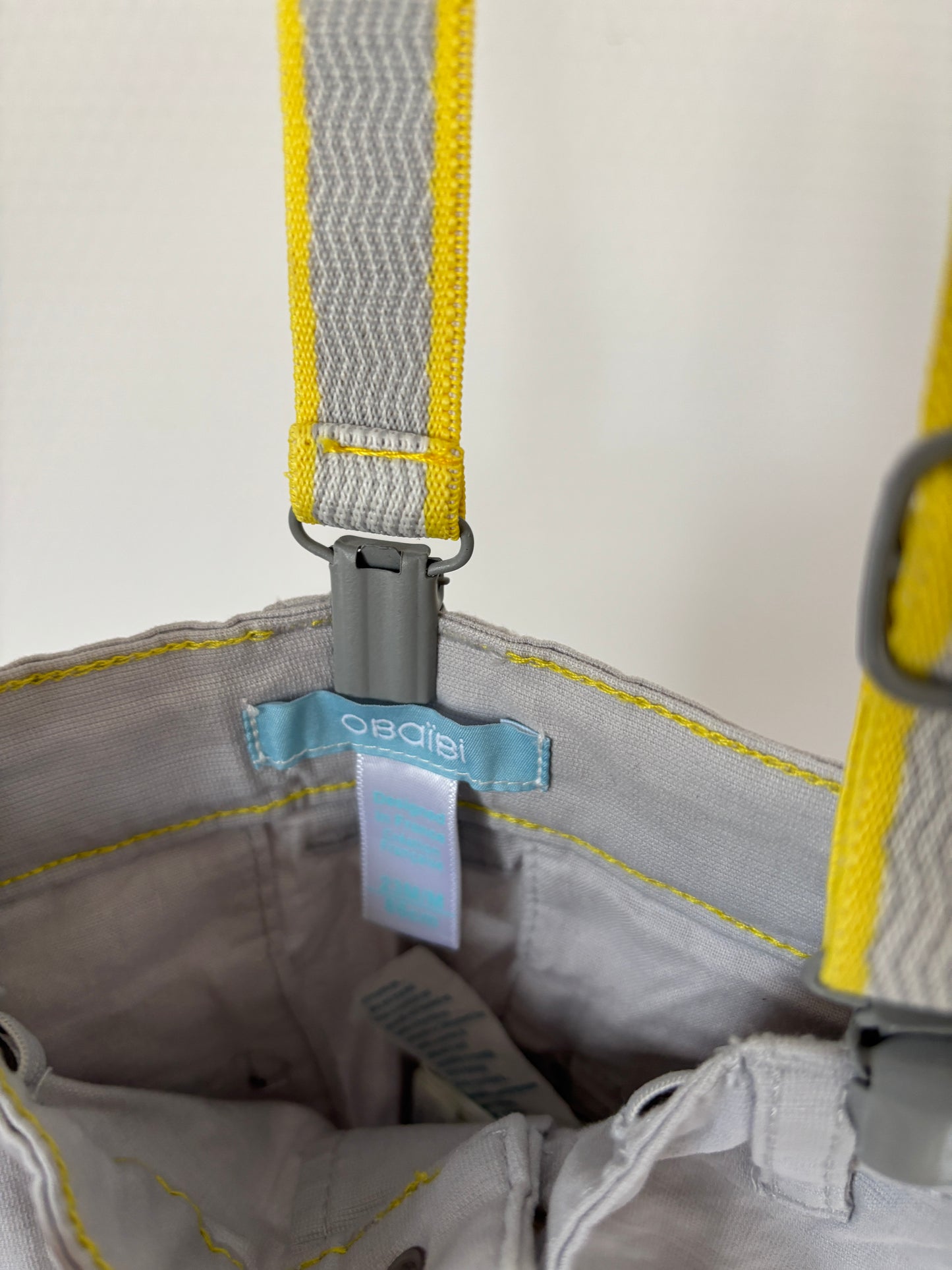 Lichtgrijze jeansbroek met bretellen