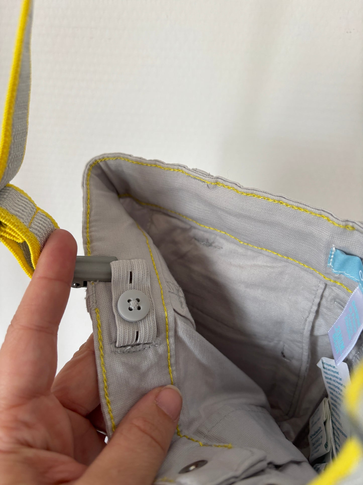 Lichtgrijze jeansbroek met bretellen