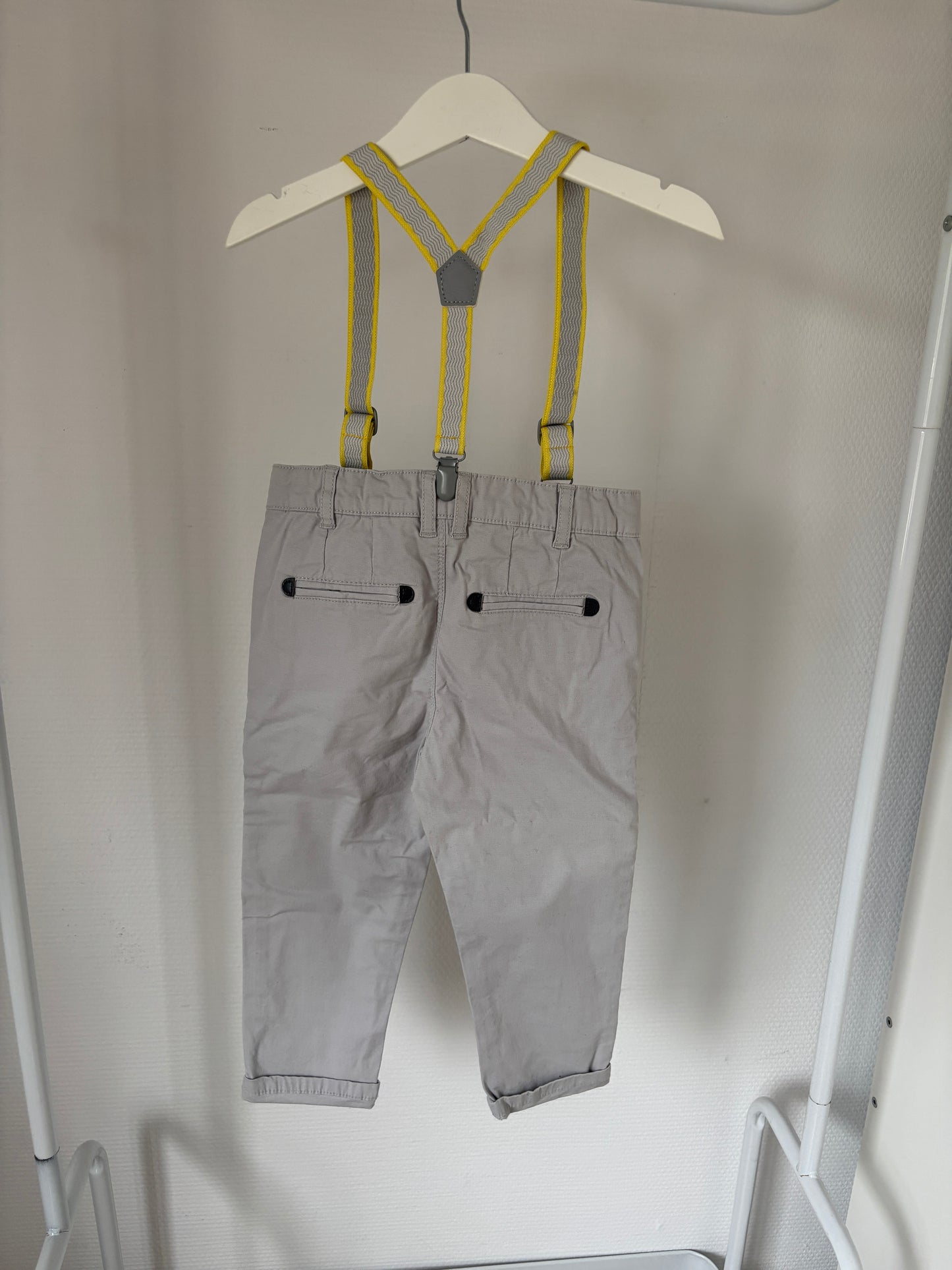 Lichtgrijze jeansbroek met bretellen