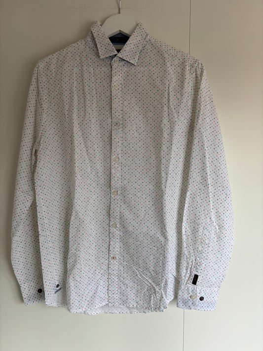 Wit hemd met gekleurde symbooltjes