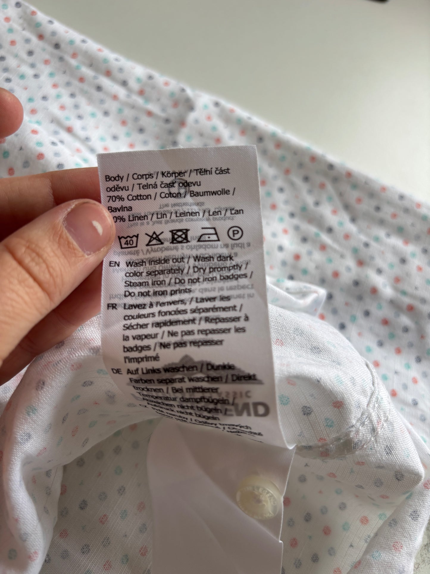 Wit hemd met gekleurde symbooltjes