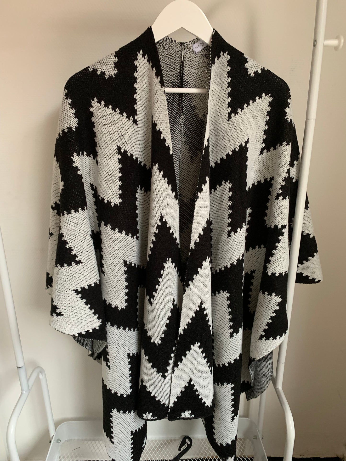 Zwartwitte poncho