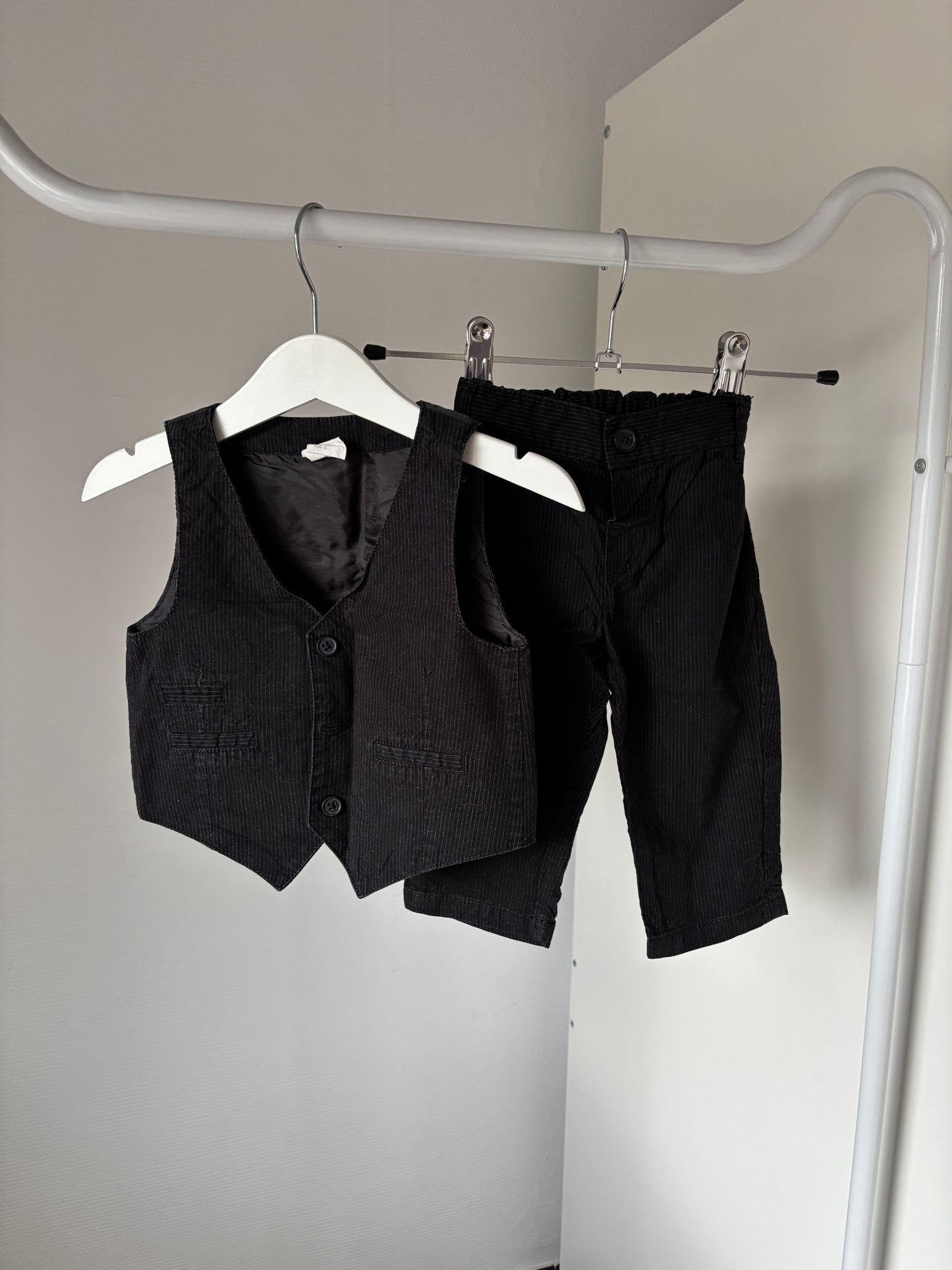 Zwart gestreept setje: gilet en broekje