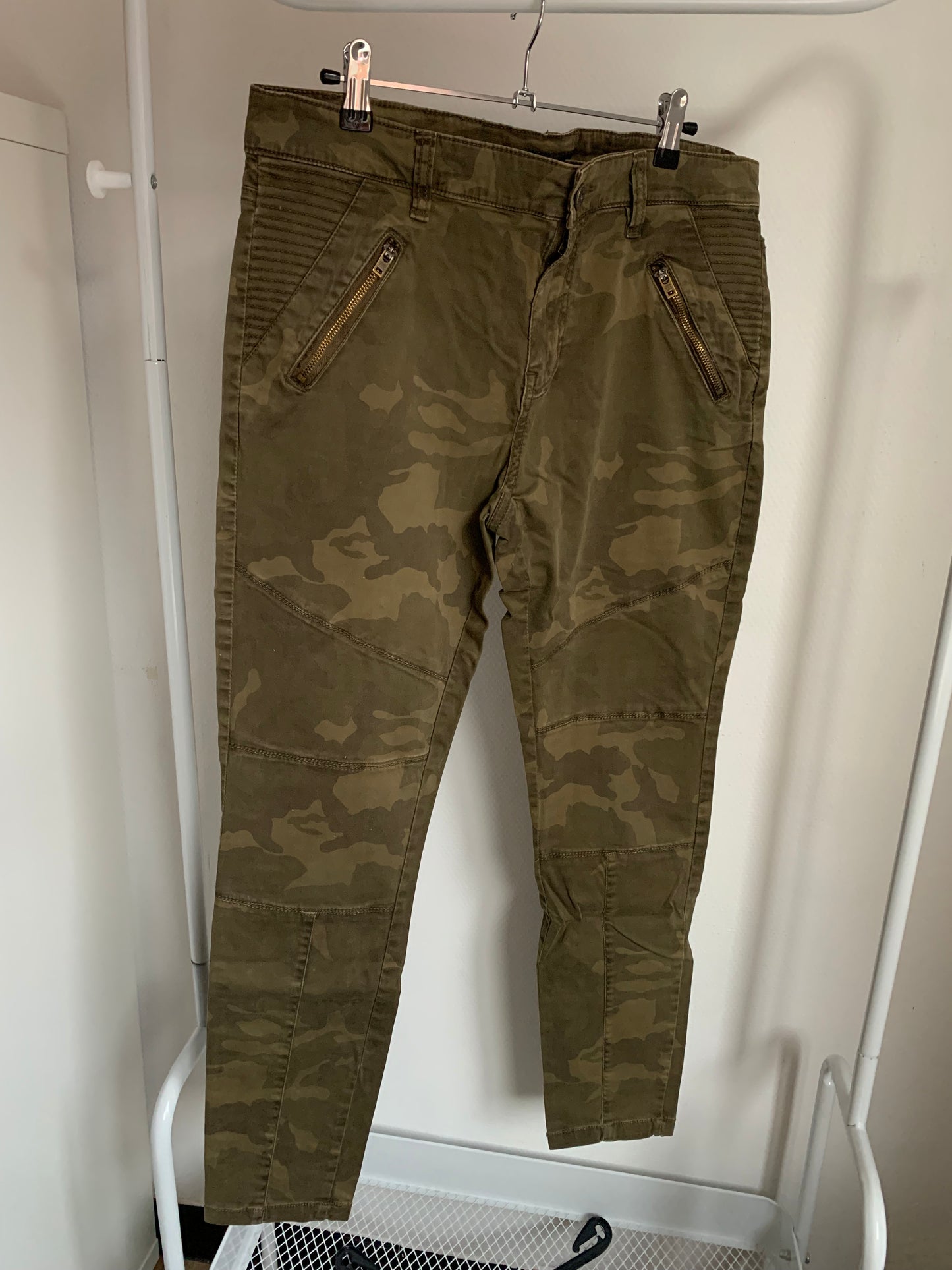 Khaki jeansbroek met camouflageprint