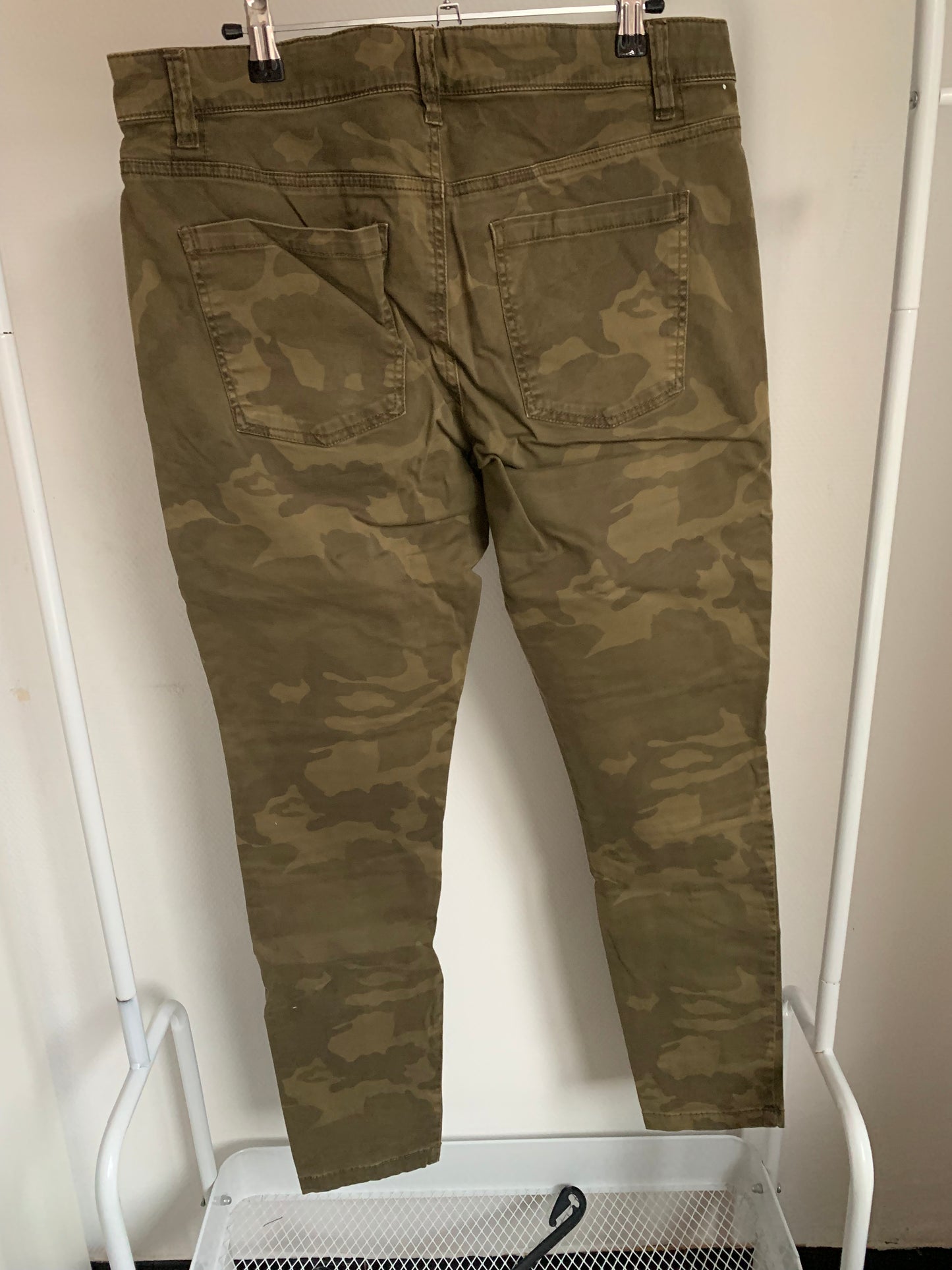 Khaki jeansbroek met camouflageprint