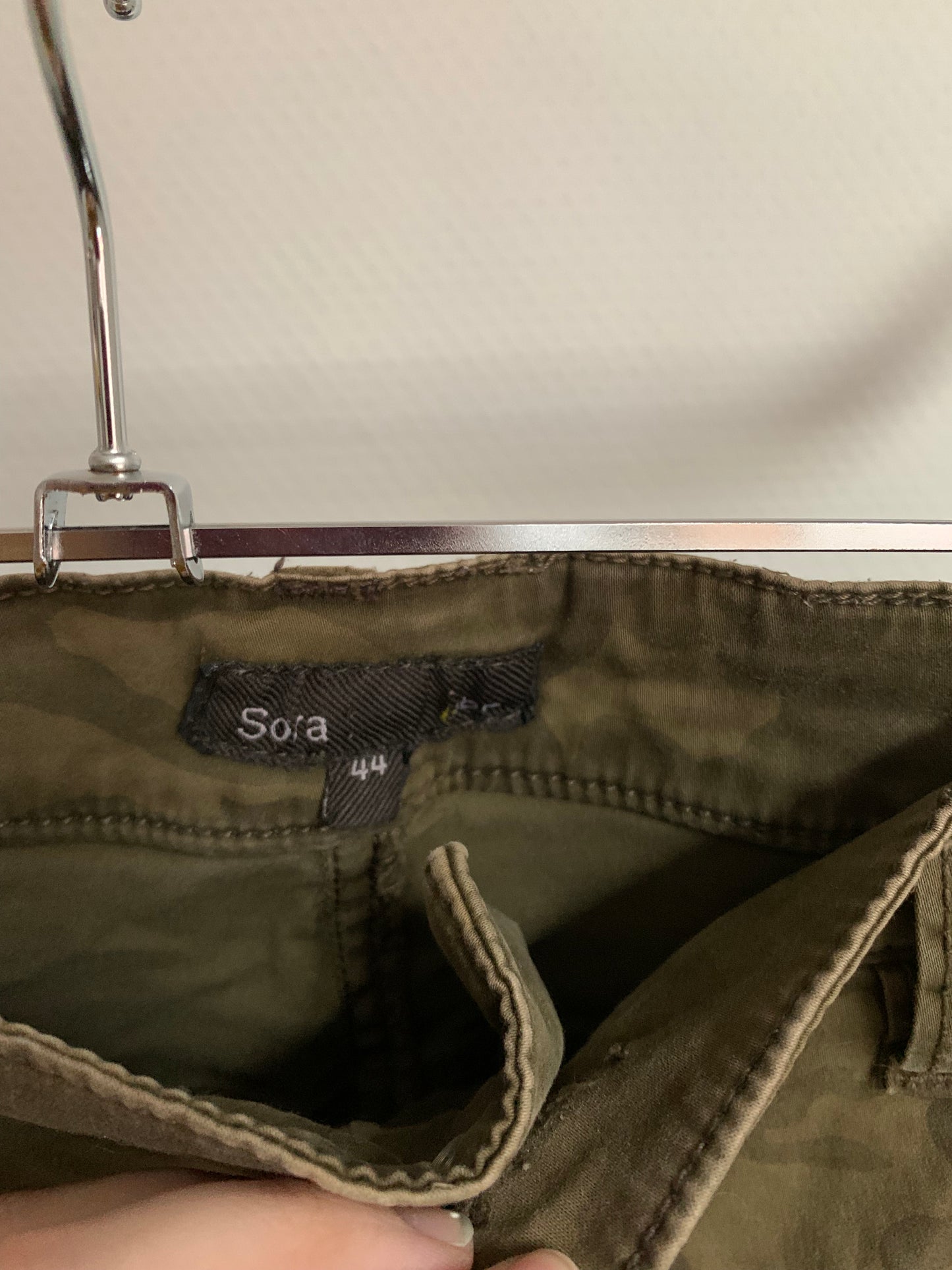 Khaki jeansbroek met camouflageprint