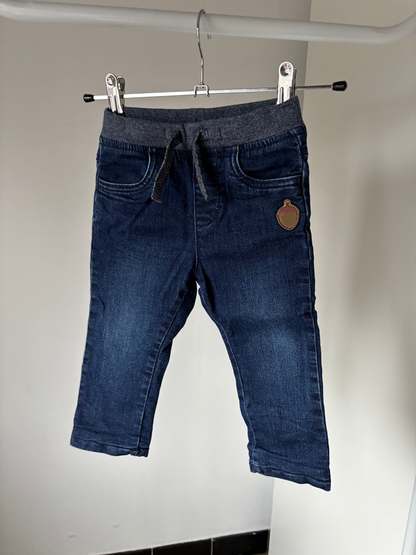 Donkerblauwe gevoerde jeansbroek