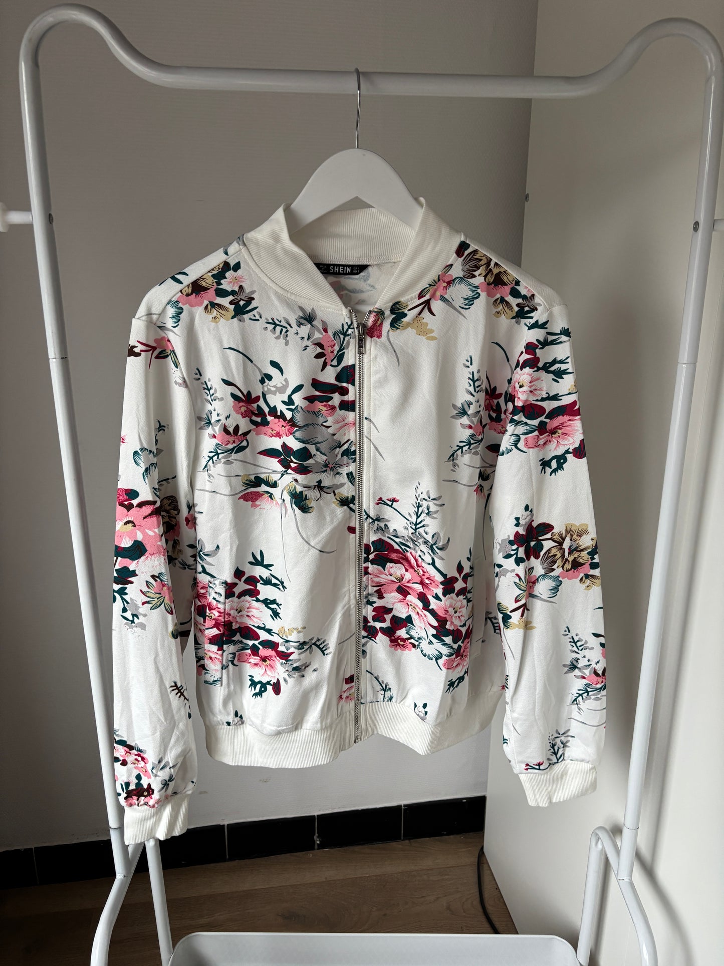 Witte vest met bloemen