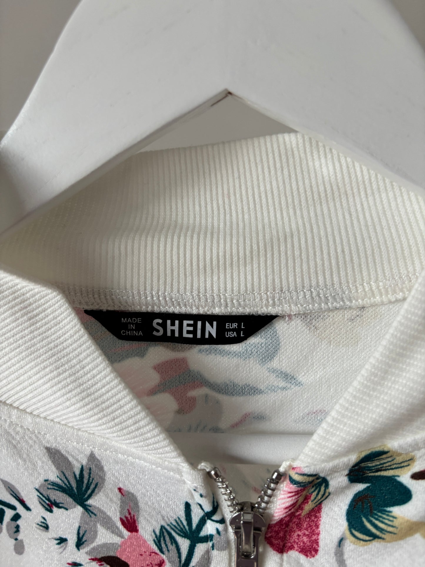 Witte vest met bloemen