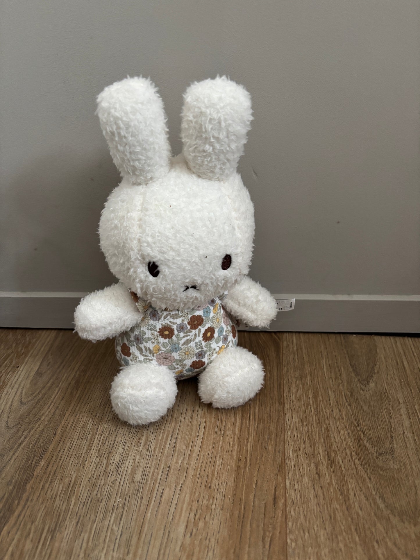 Nijntje met gebloemd truitje