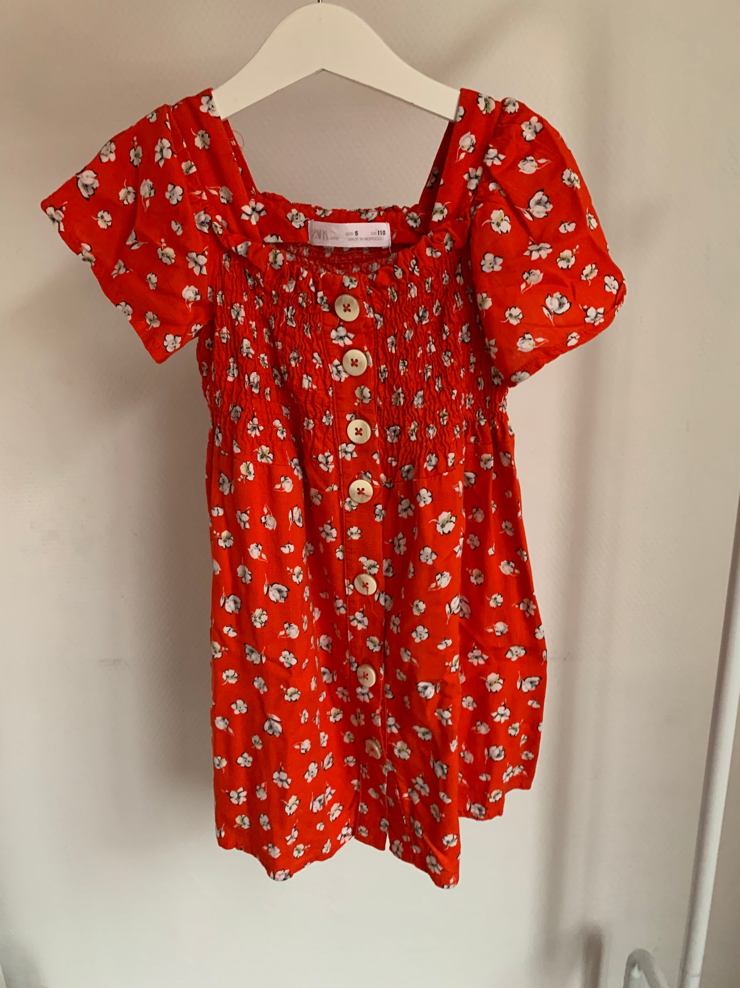 Rood jurkje met witte bloemetjes