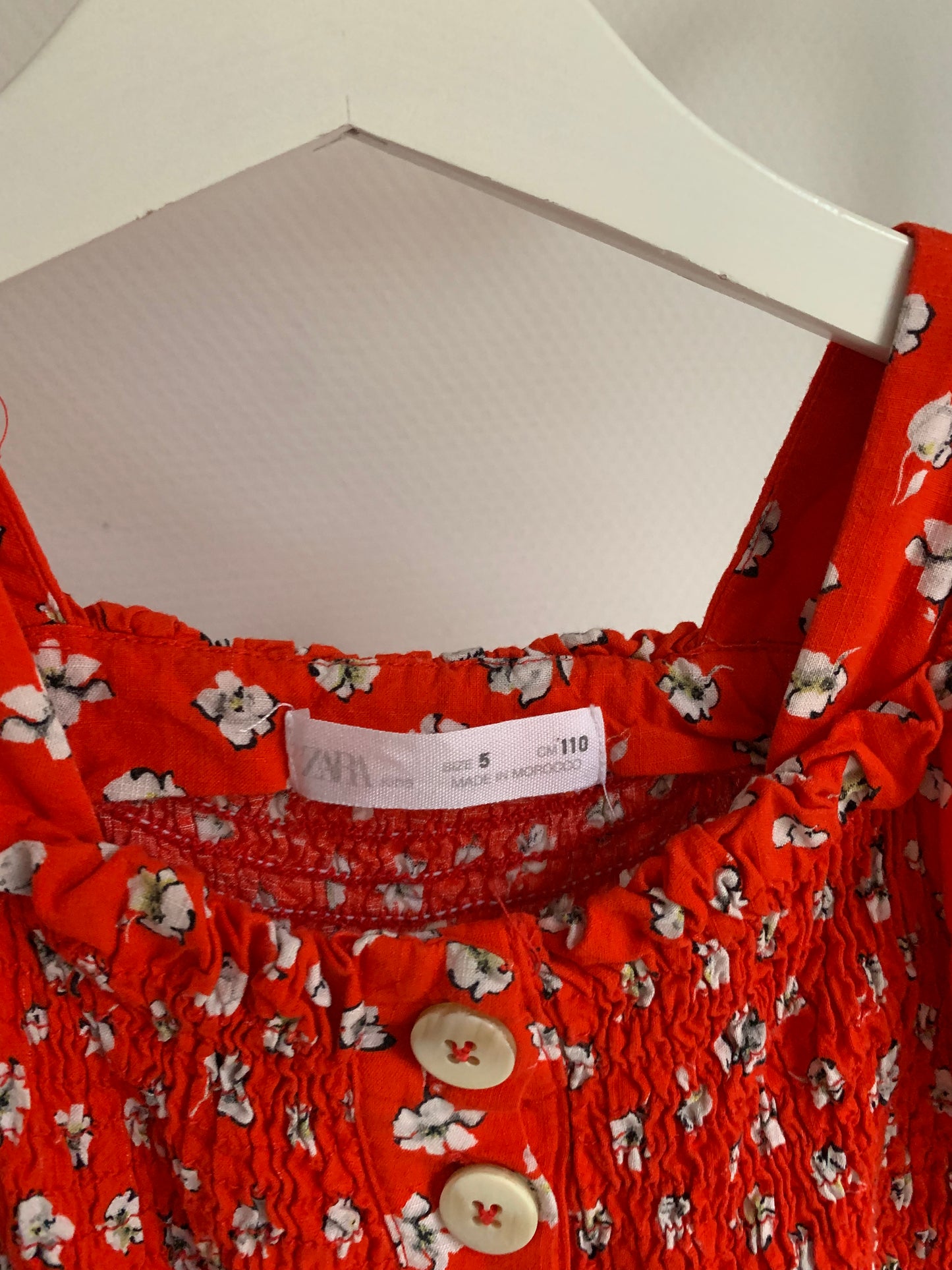 Rood jurkje met witte bloemetjes