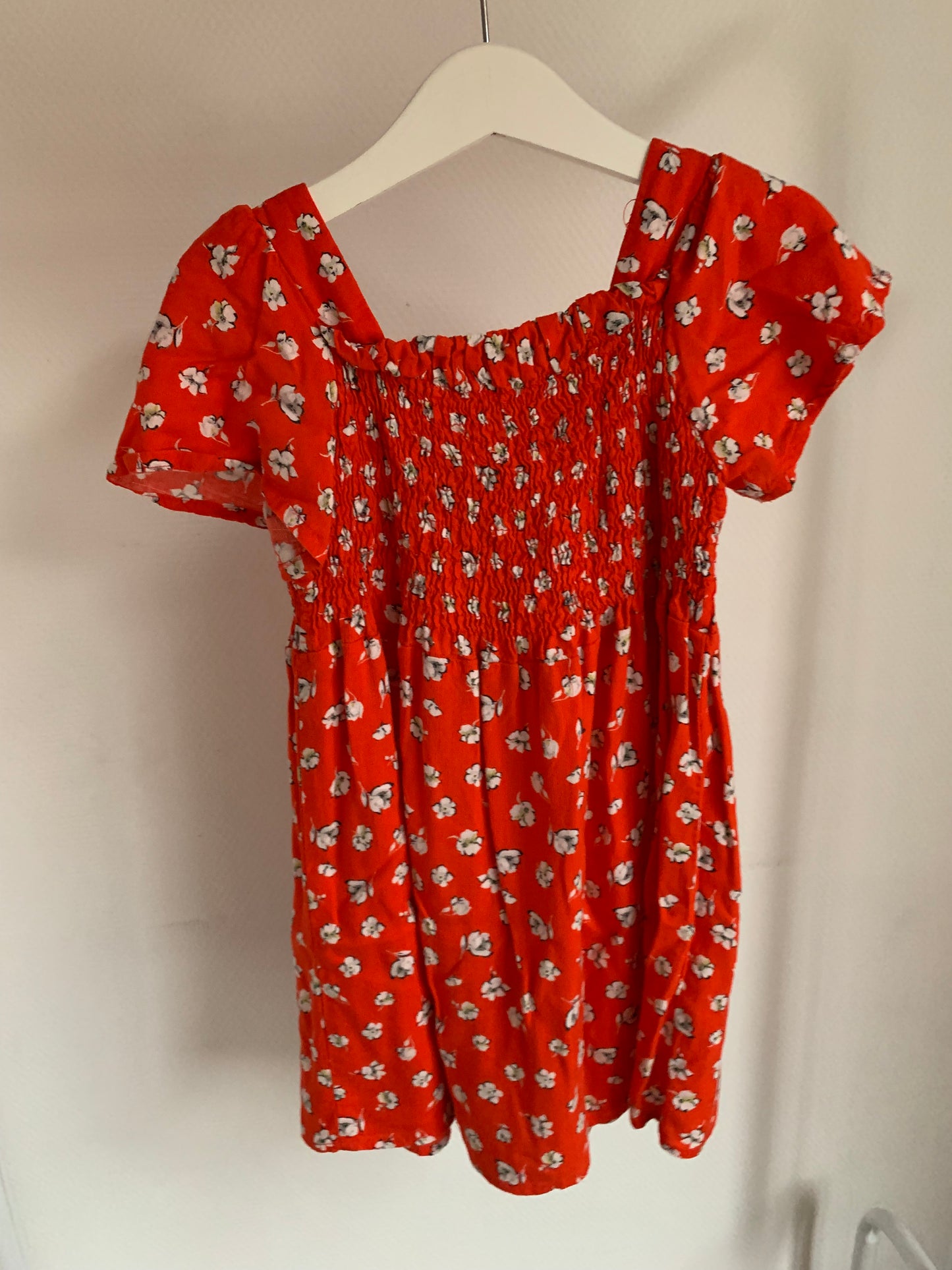 Rood jurkje met witte bloemetjes