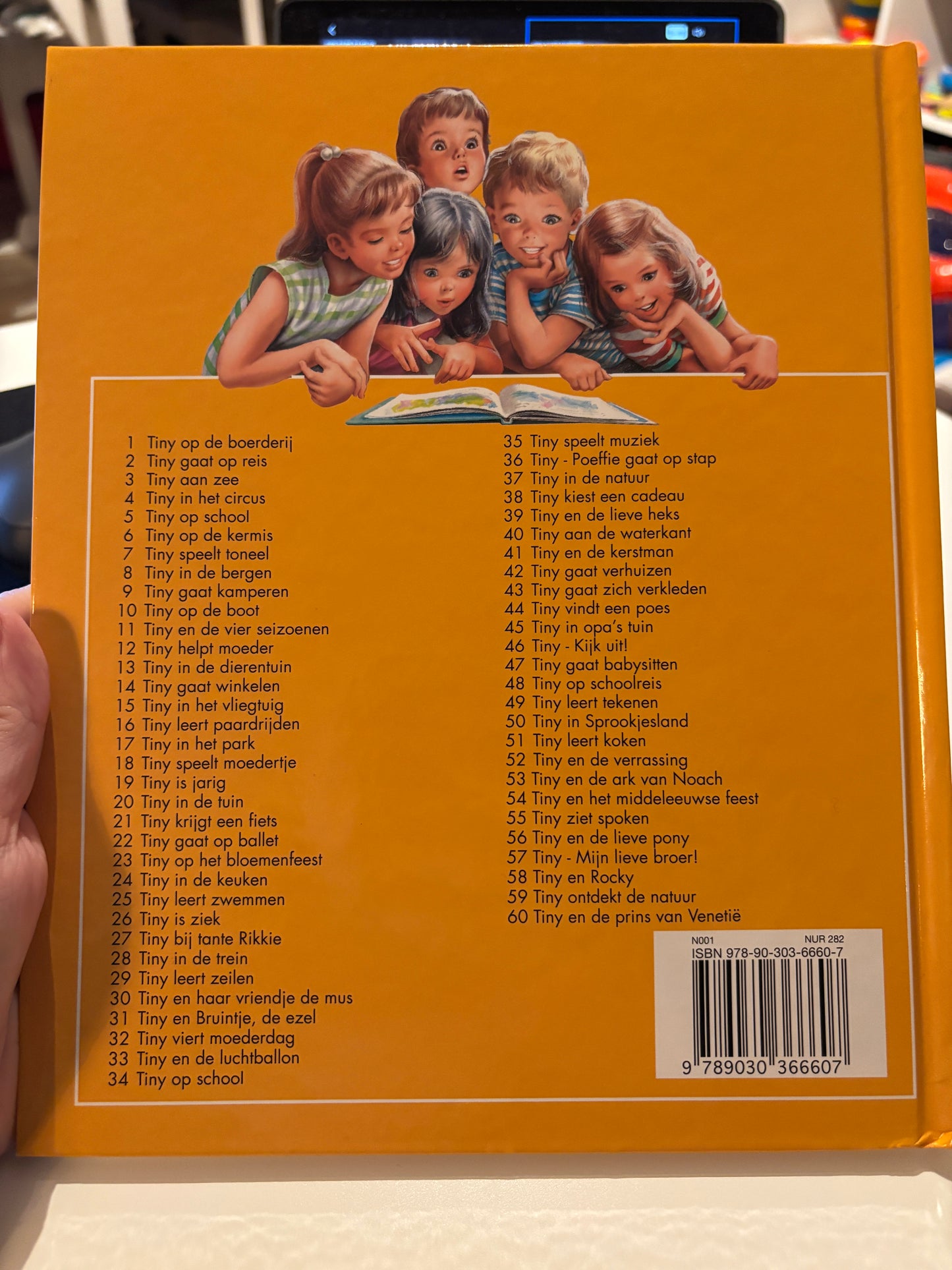 44. Tiny vindt een poes