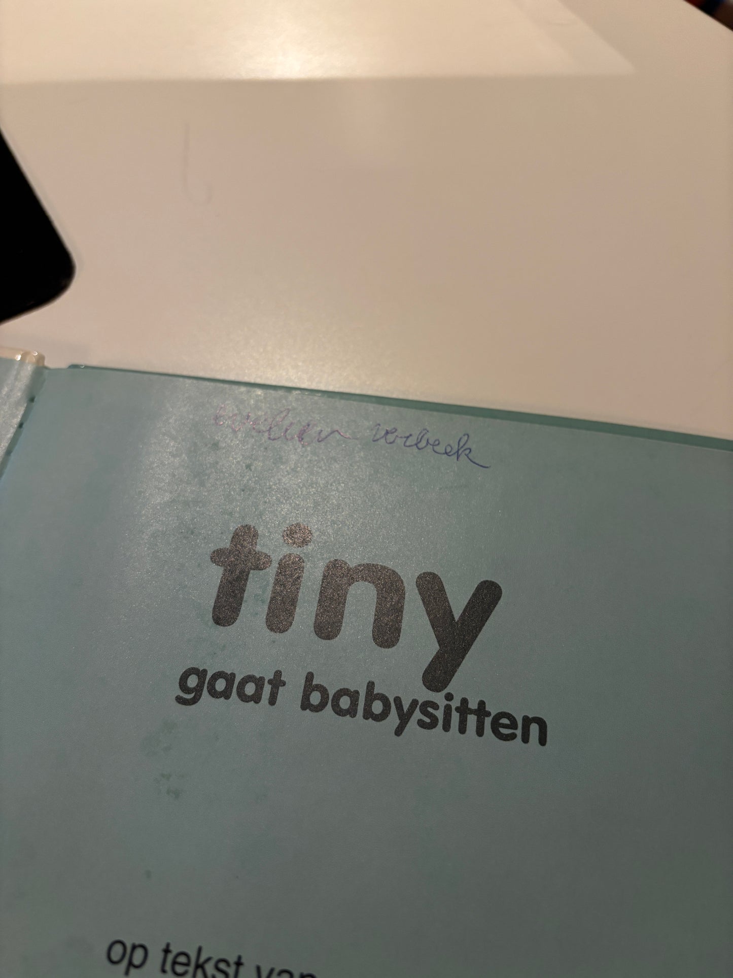 47. Tiny gaat babysitten