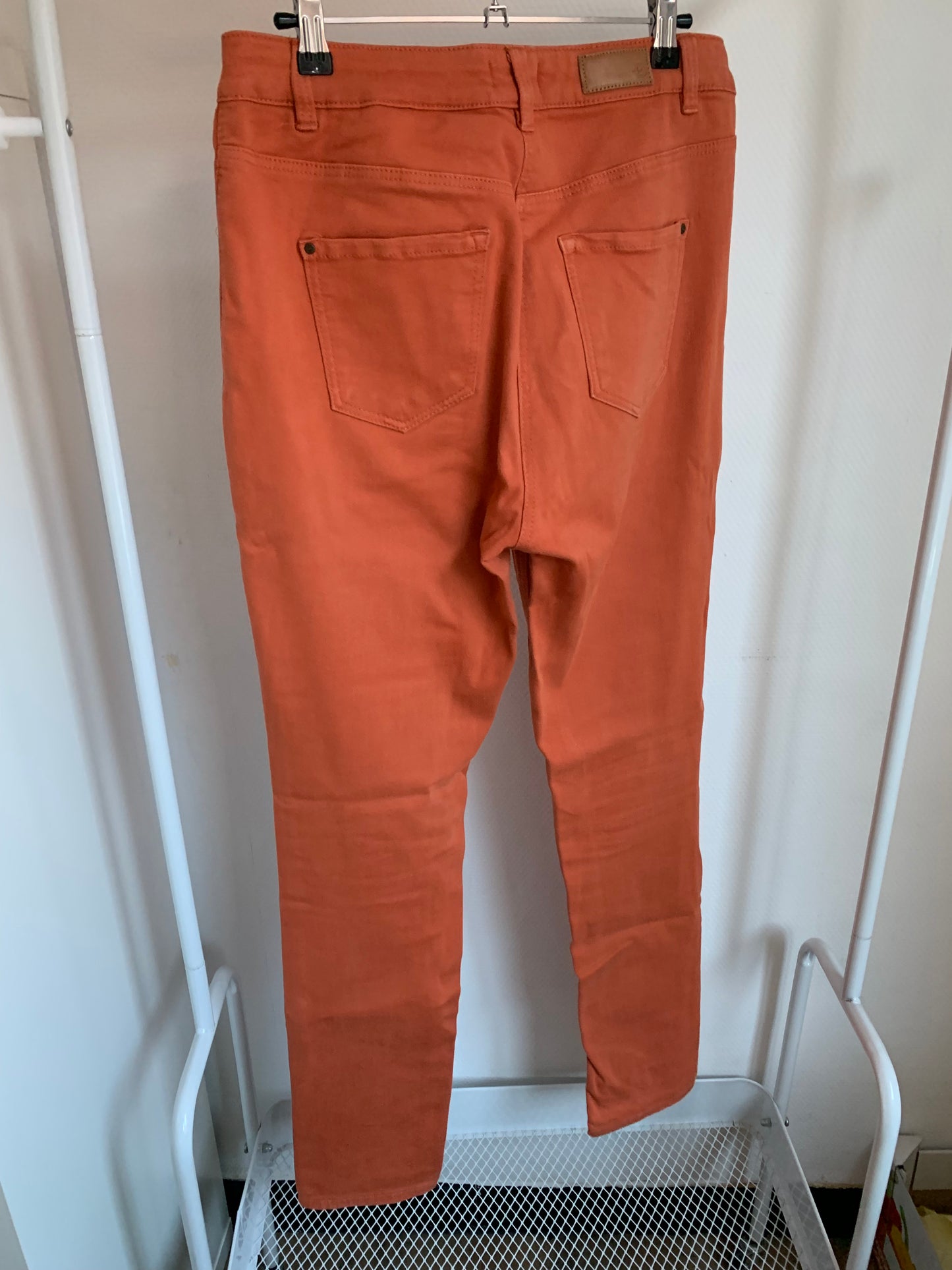 Oranje/roestkleurige jeansbroek