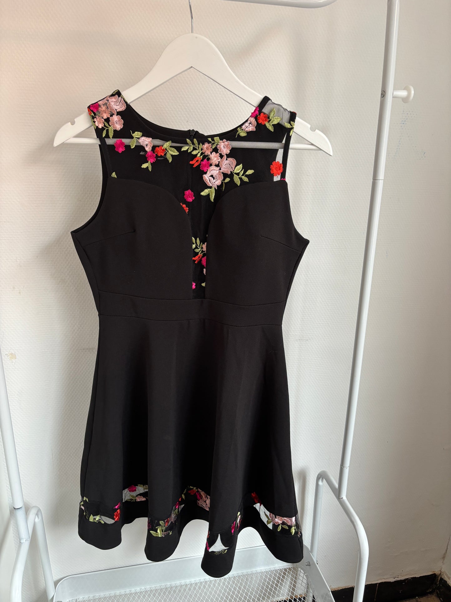 Zwarte jurk met rozen