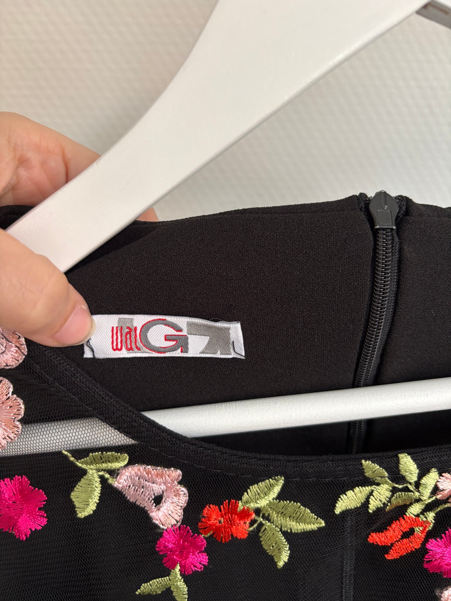 Zwarte jurk met rozen