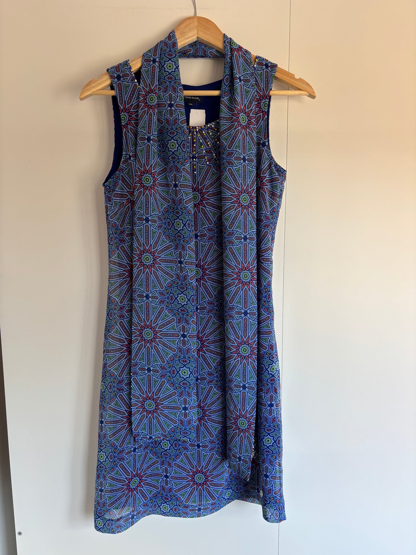 Blauwe jurk met bijpassend sjaaltje