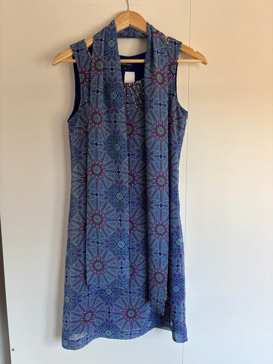 Blauwe jurk met bijpassend sjaaltje