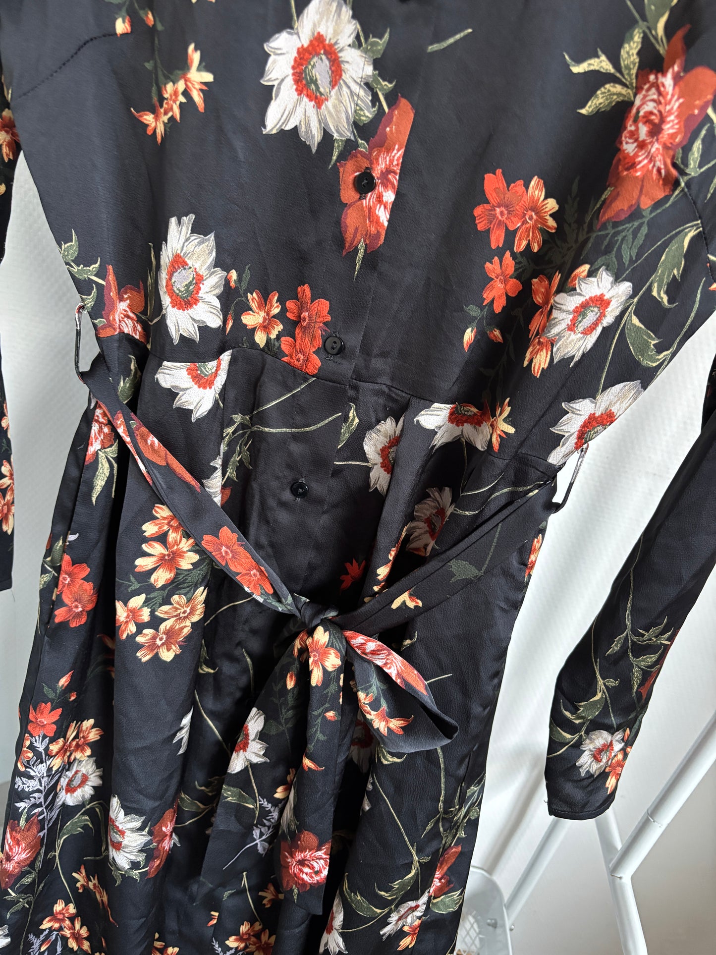 Zwarte lange jurk met bloemen