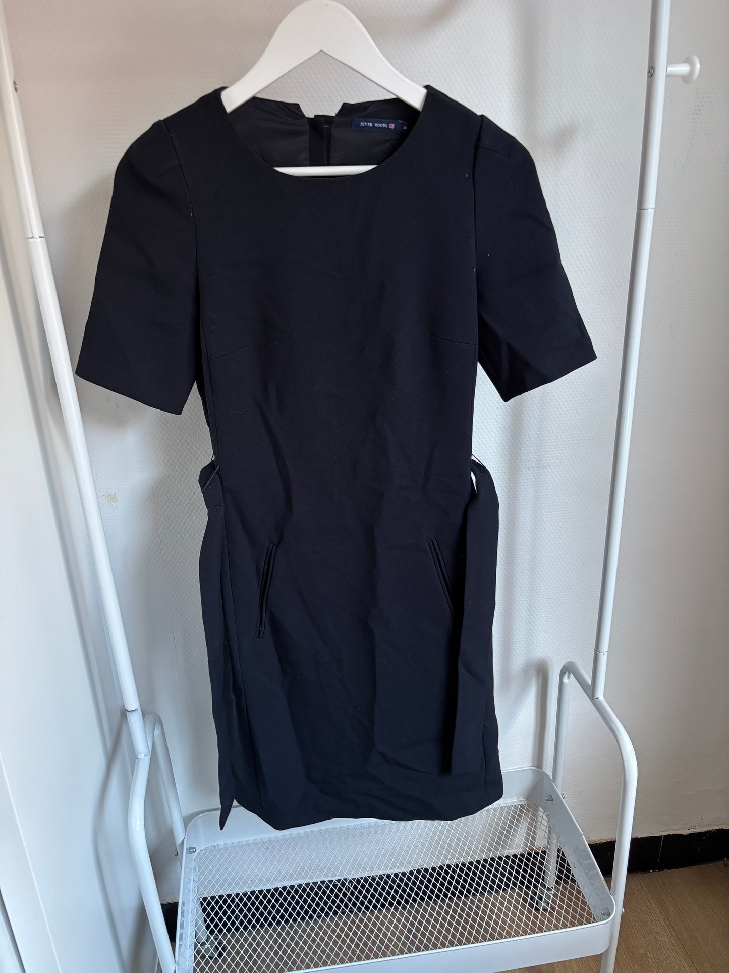 Marineblauwe geklede jurk