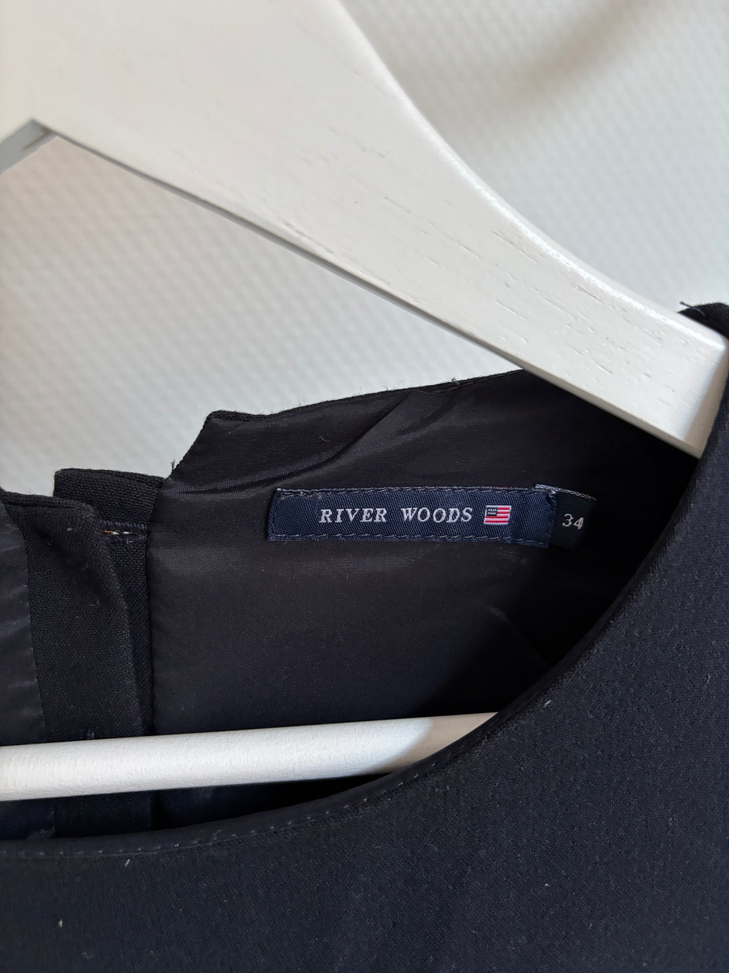 Marineblauwe geklede jurk