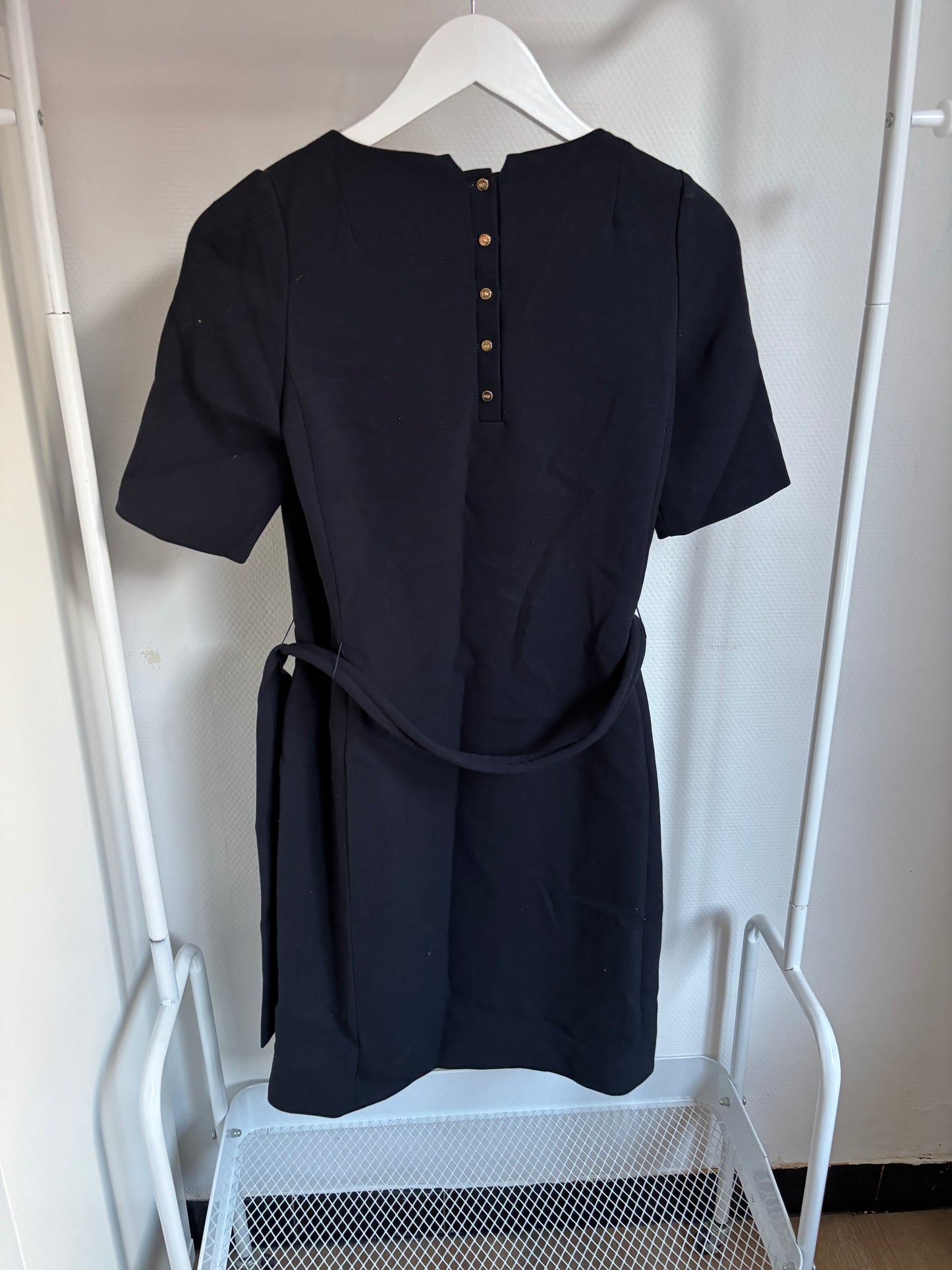 Marineblauwe geklede jurk