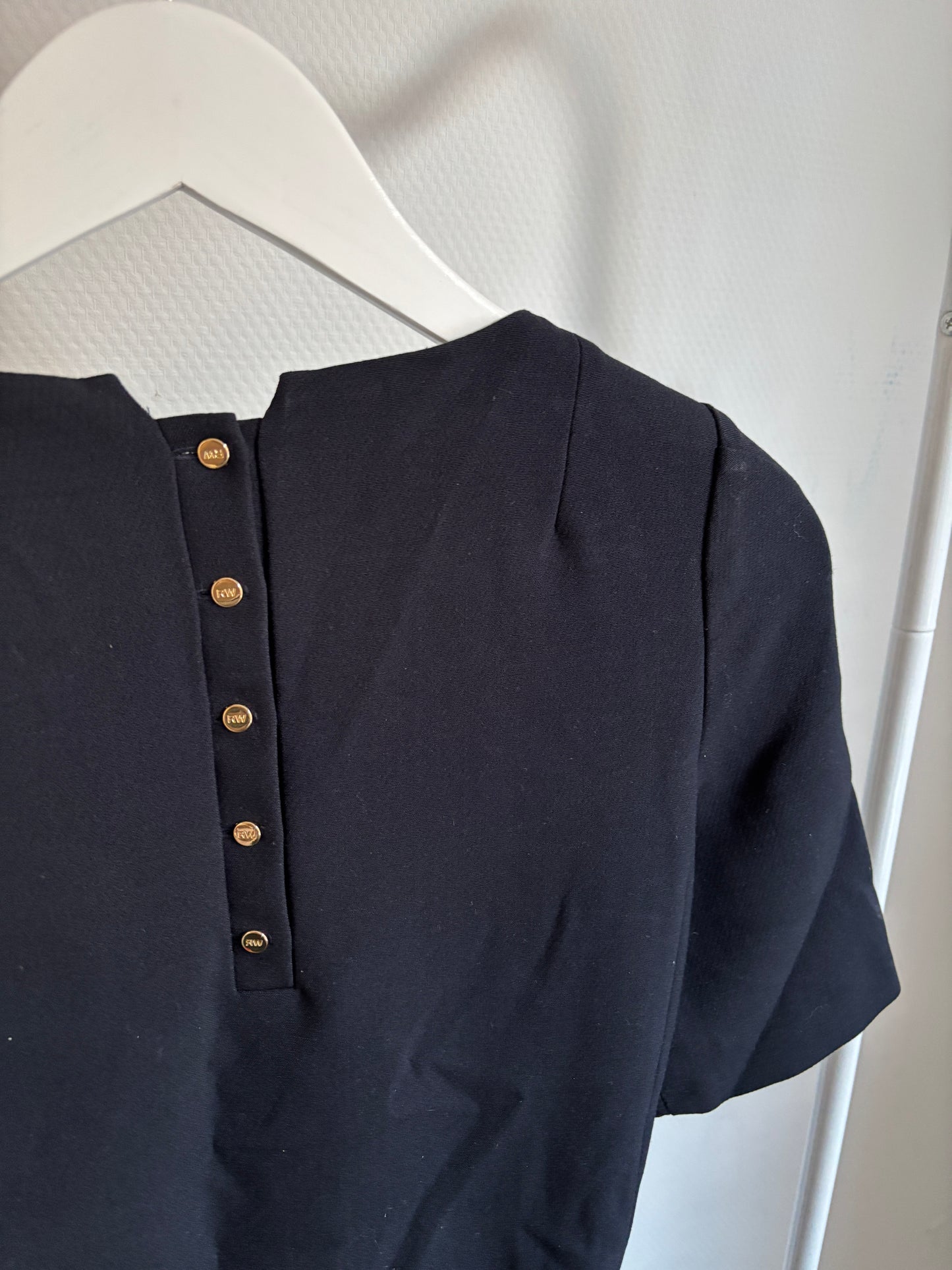 Marineblauwe geklede jurk