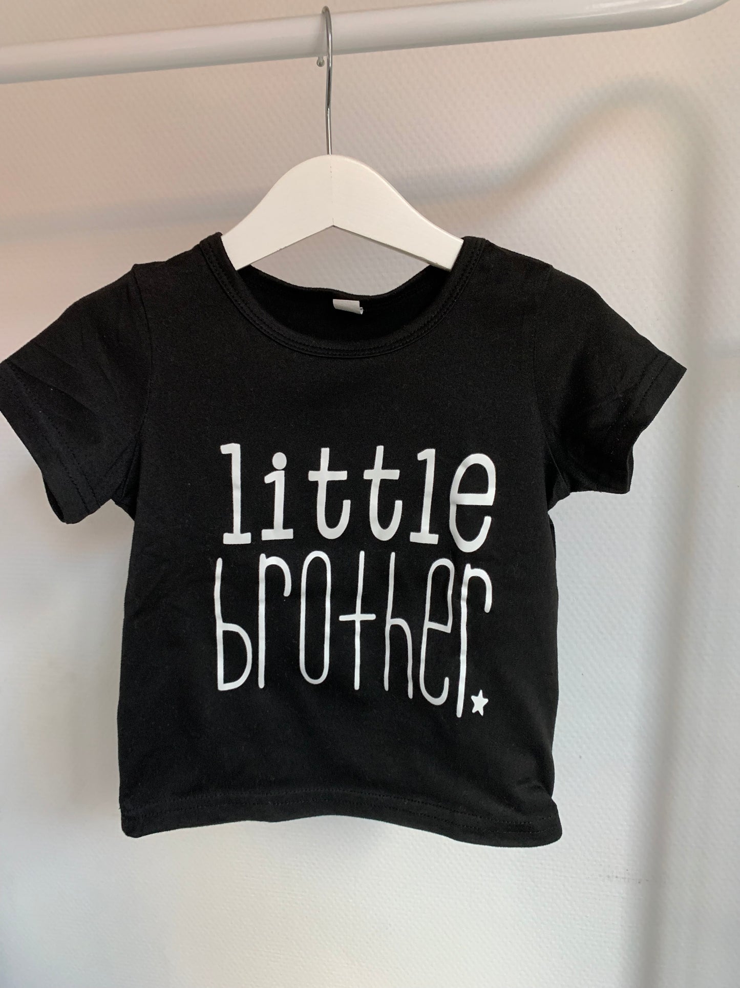 Zwarte T-shirt "Little brother"