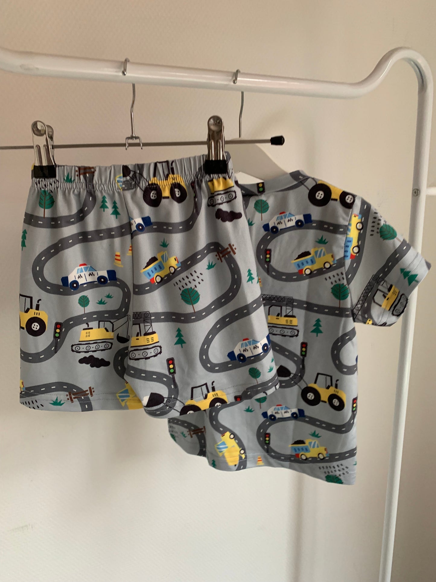 Grijze tweedelige pyjama verkeer