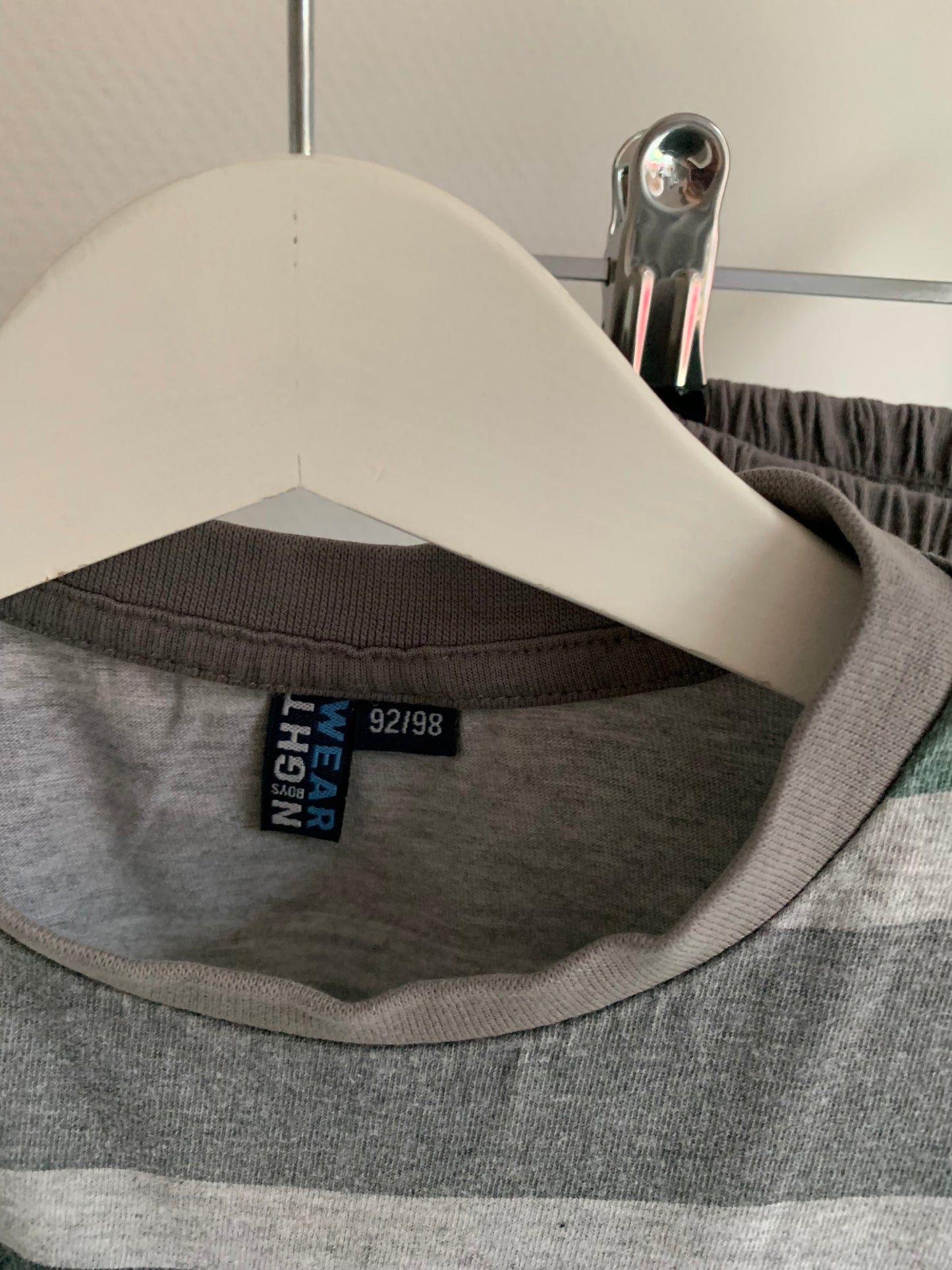 Grijze tweedelige gestreepte pyjama