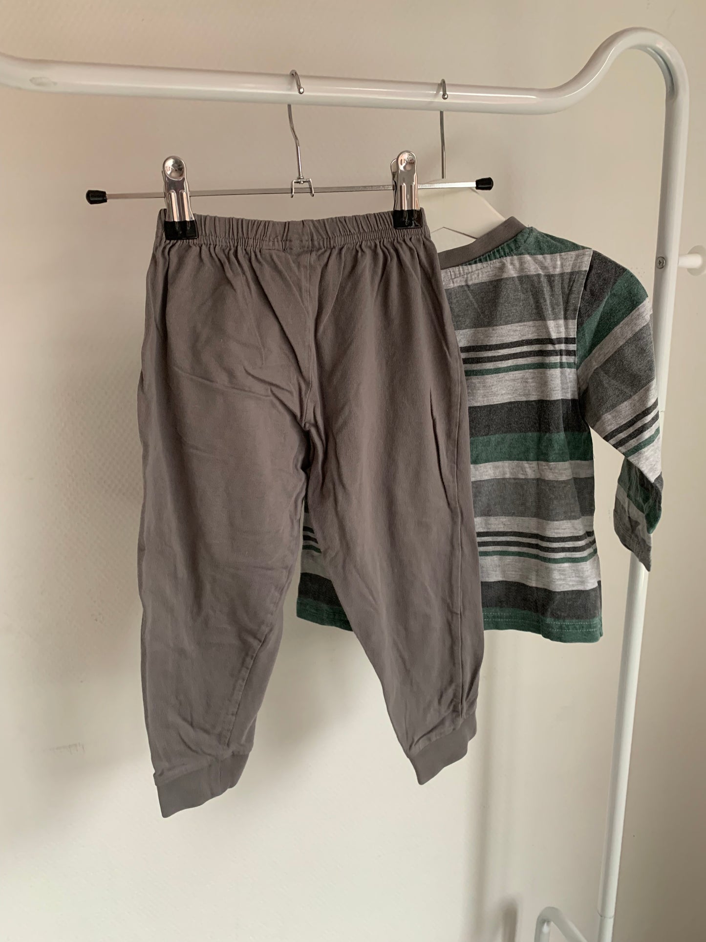 Grijze tweedelige gestreepte pyjama