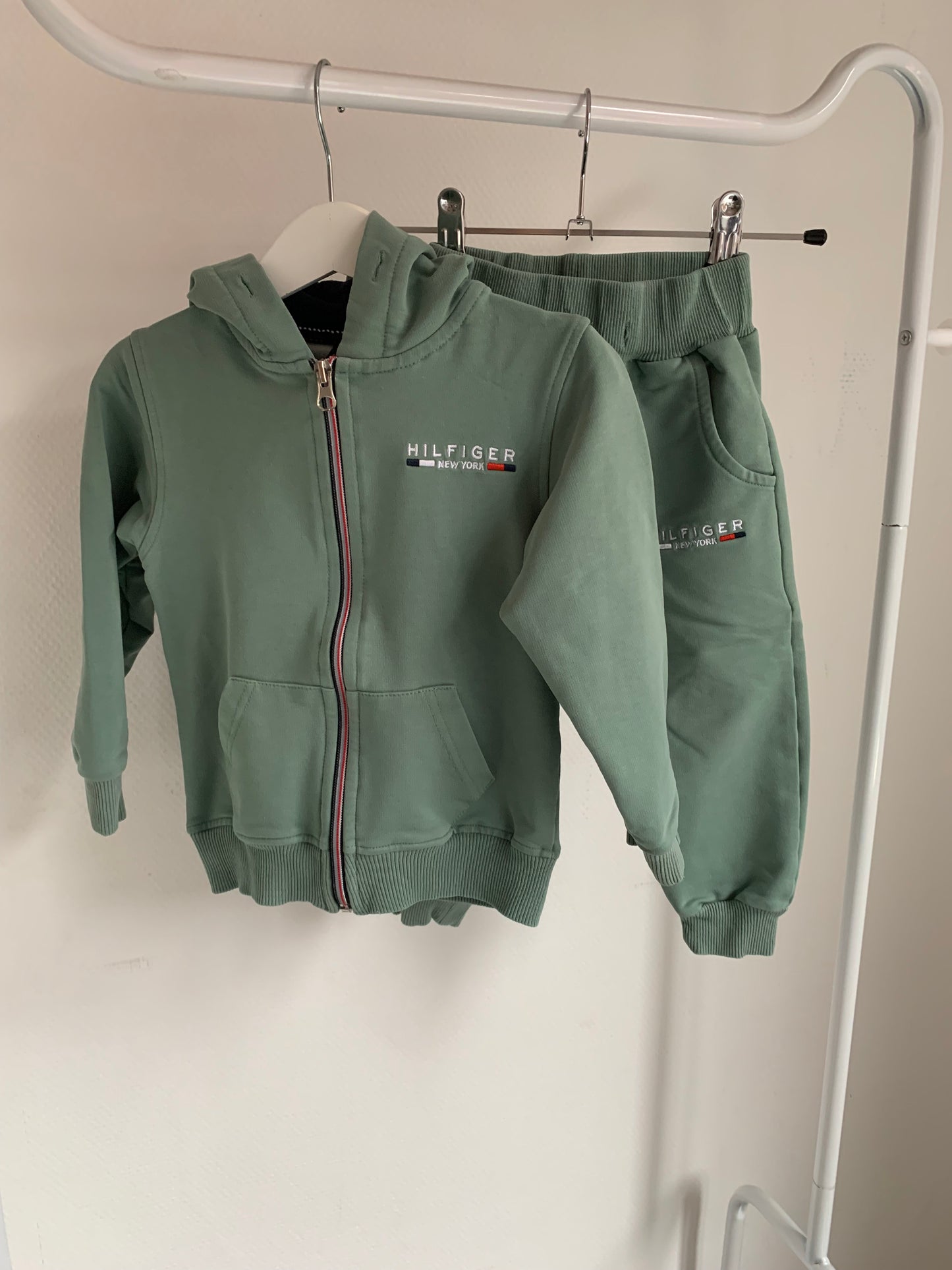 Muntgroene set: vest en joggingbroek