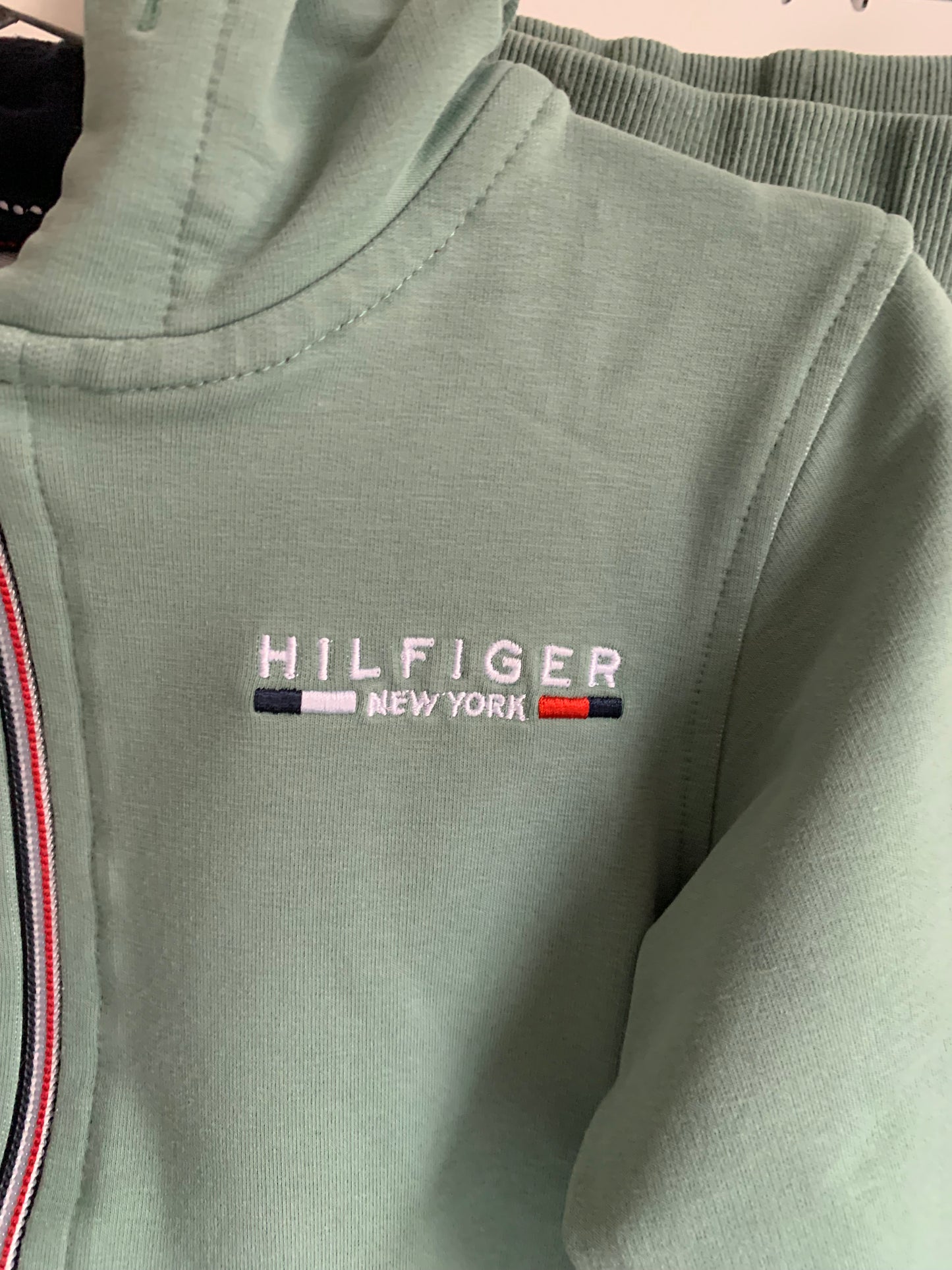 Muntgroene set: vest en joggingbroek