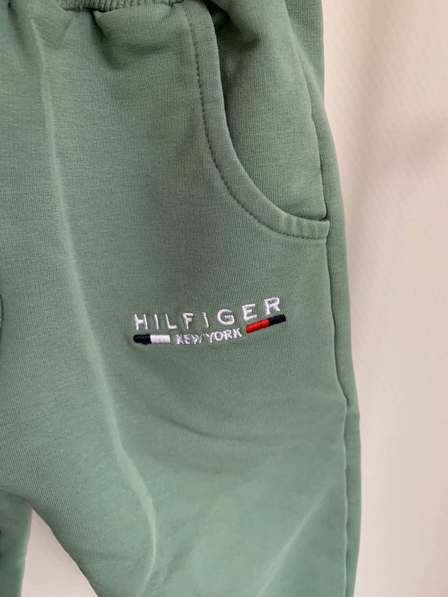 Muntgroene set: vest en joggingbroek