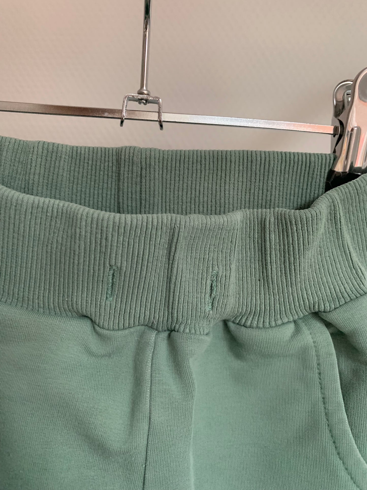 Muntgroene set: vest en joggingbroek