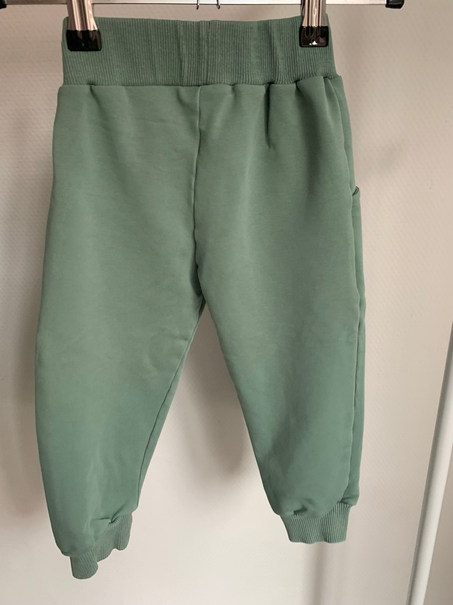 Muntgroene set: vest en joggingbroek